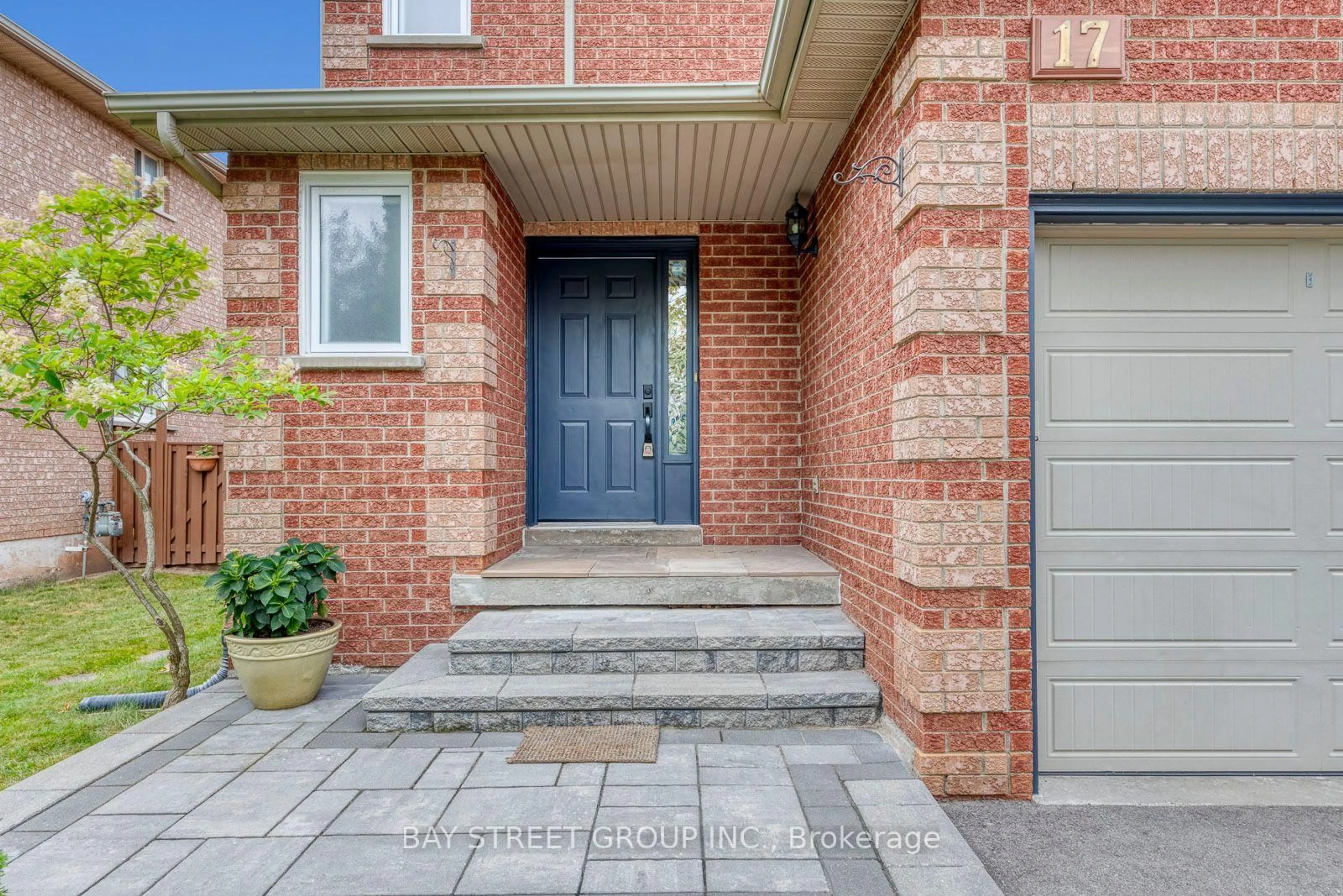 Home with brick exterior material, street for 17 Inverhuron Tr, Oakville Ontario L6H 5Z6