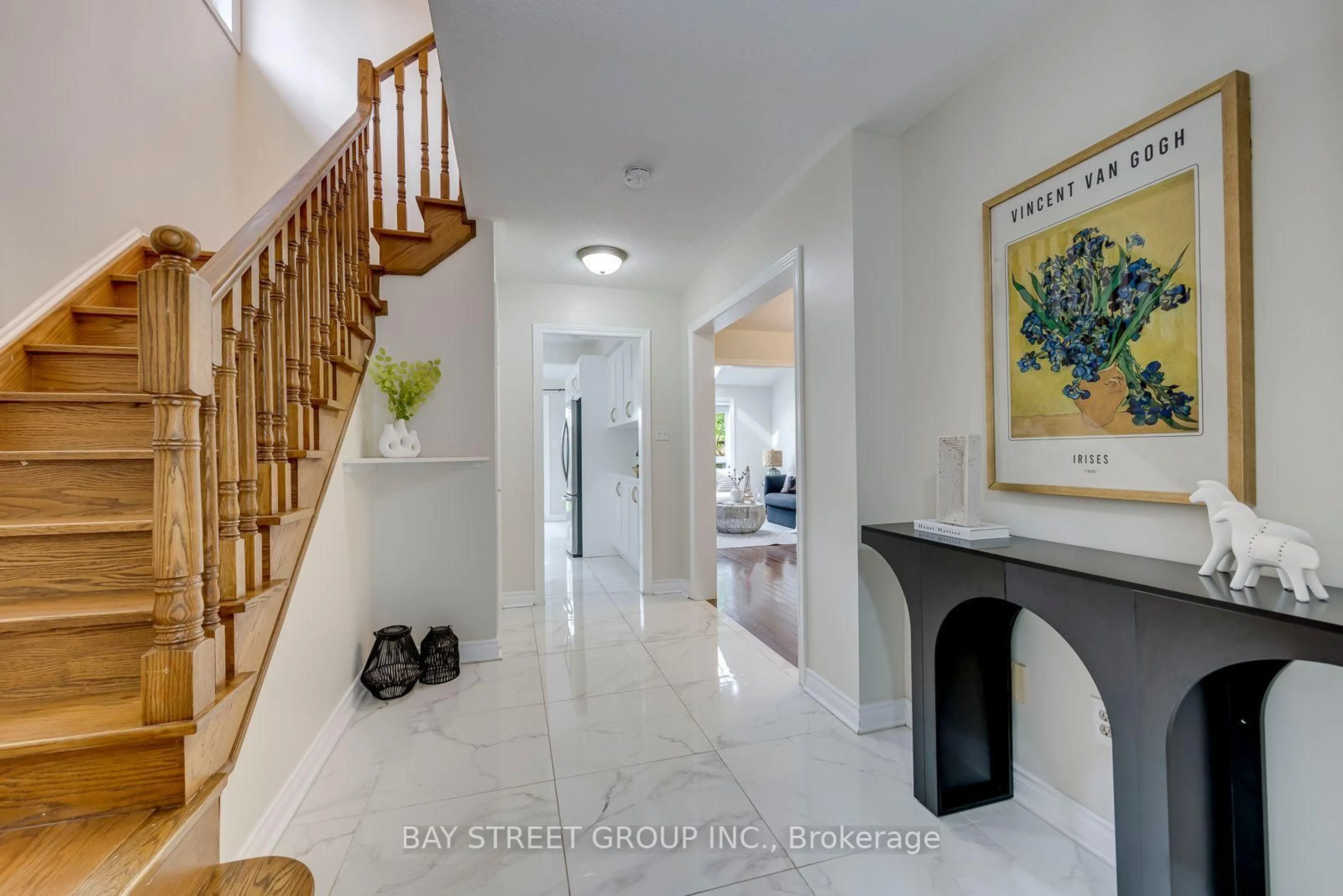 Indoor entryway for 17 Inverhuron Tr, Oakville Ontario L6H 5Z6