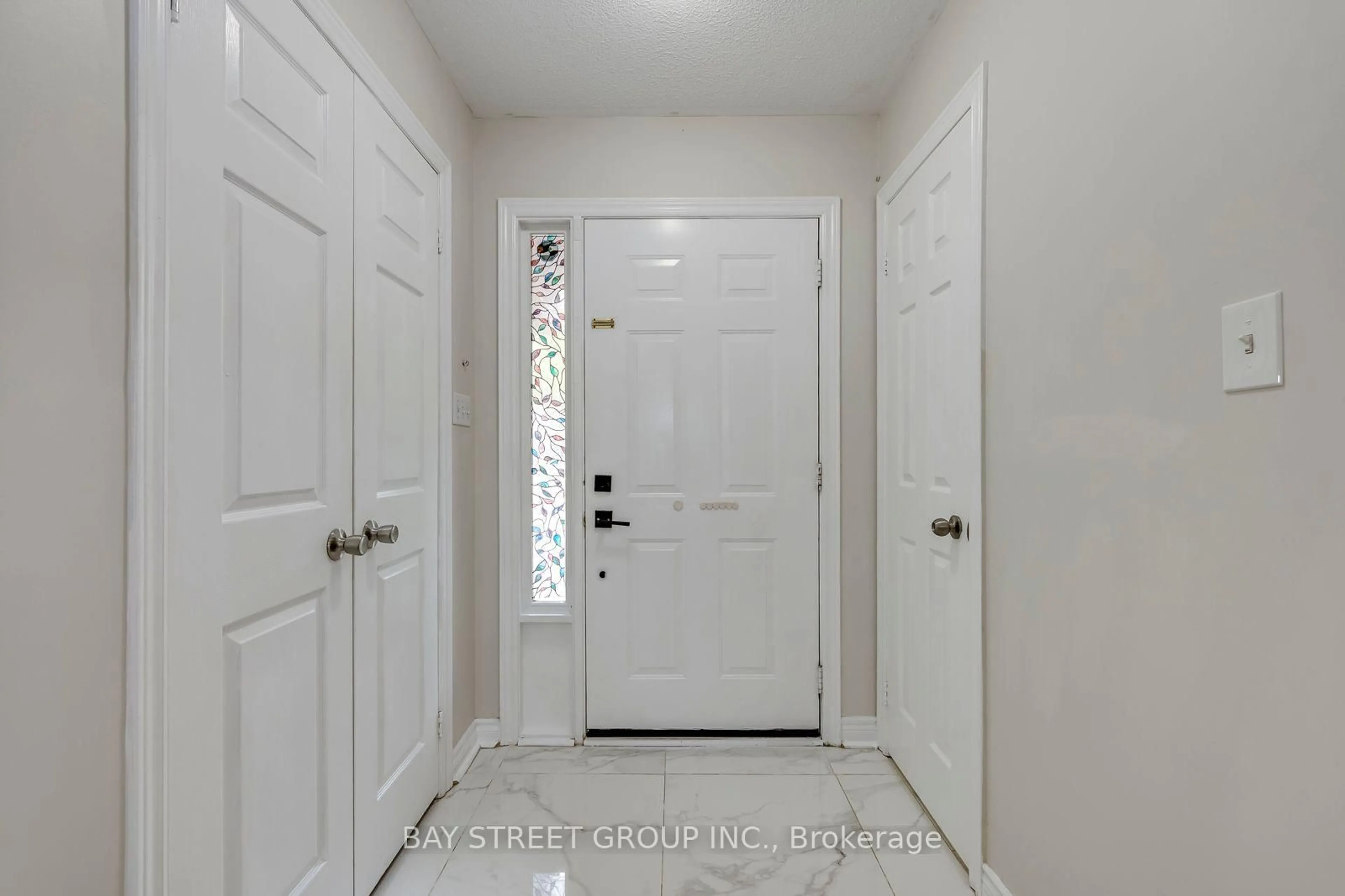 Indoor entryway for 17 Inverhuron Tr, Oakville Ontario L6H 5Z6