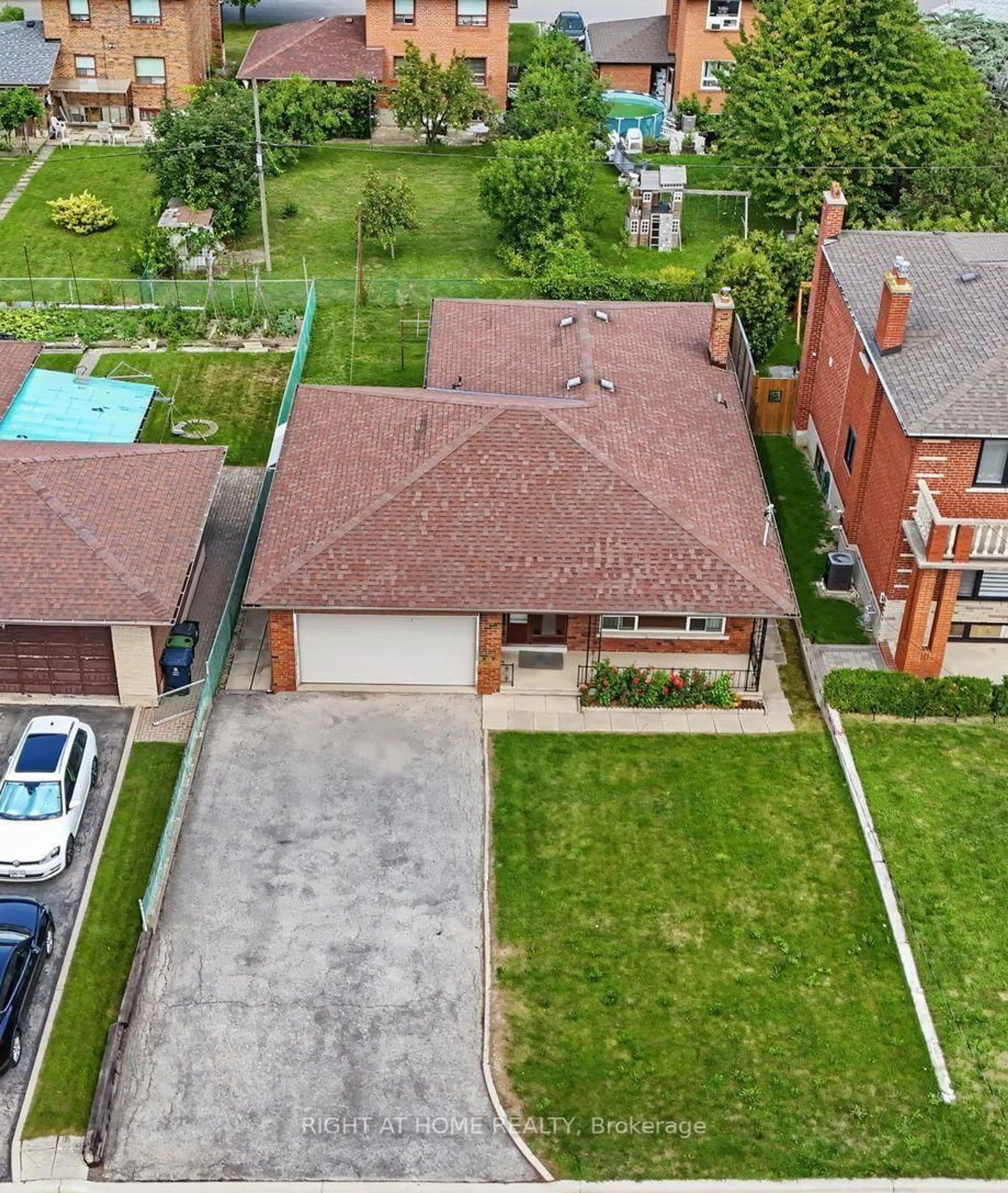 A pic from outside/outdoor area/front of a property/back of a property/a pic from drone, street for 84 Raven Rd, Toronto Ontario M6L 2A7