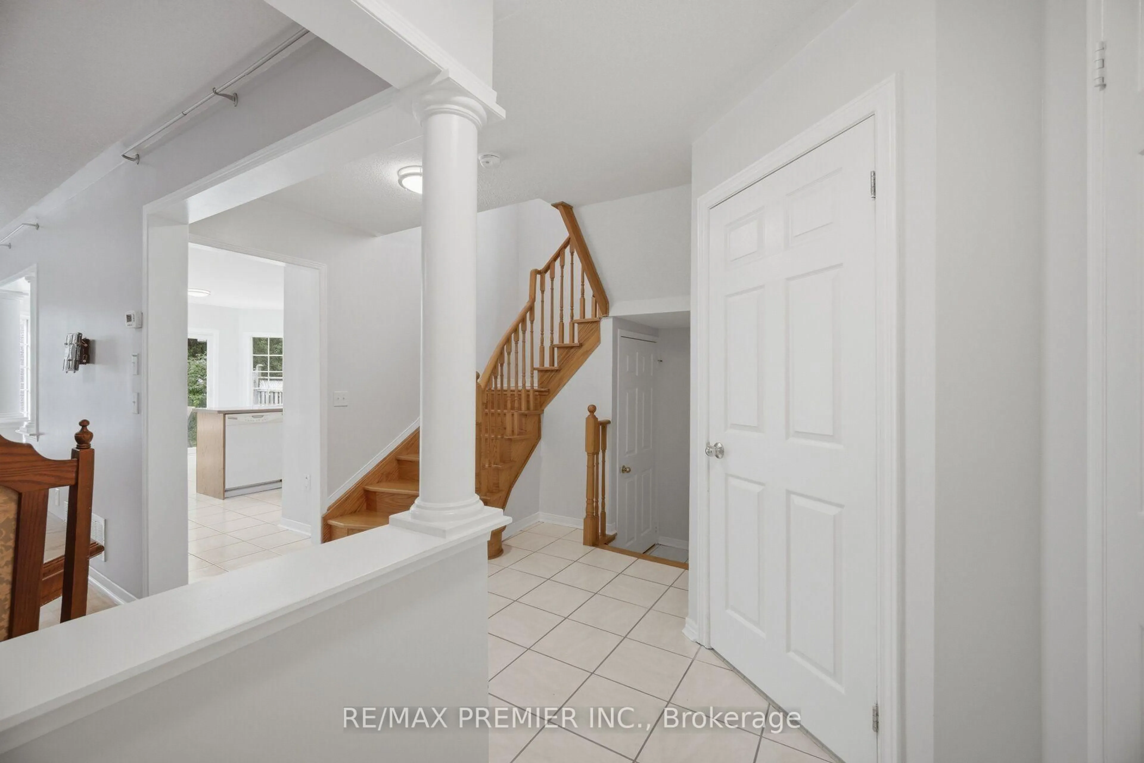 Indoor entryway for 14 Crestridge Dr, Caledon Ontario L7E 2T7