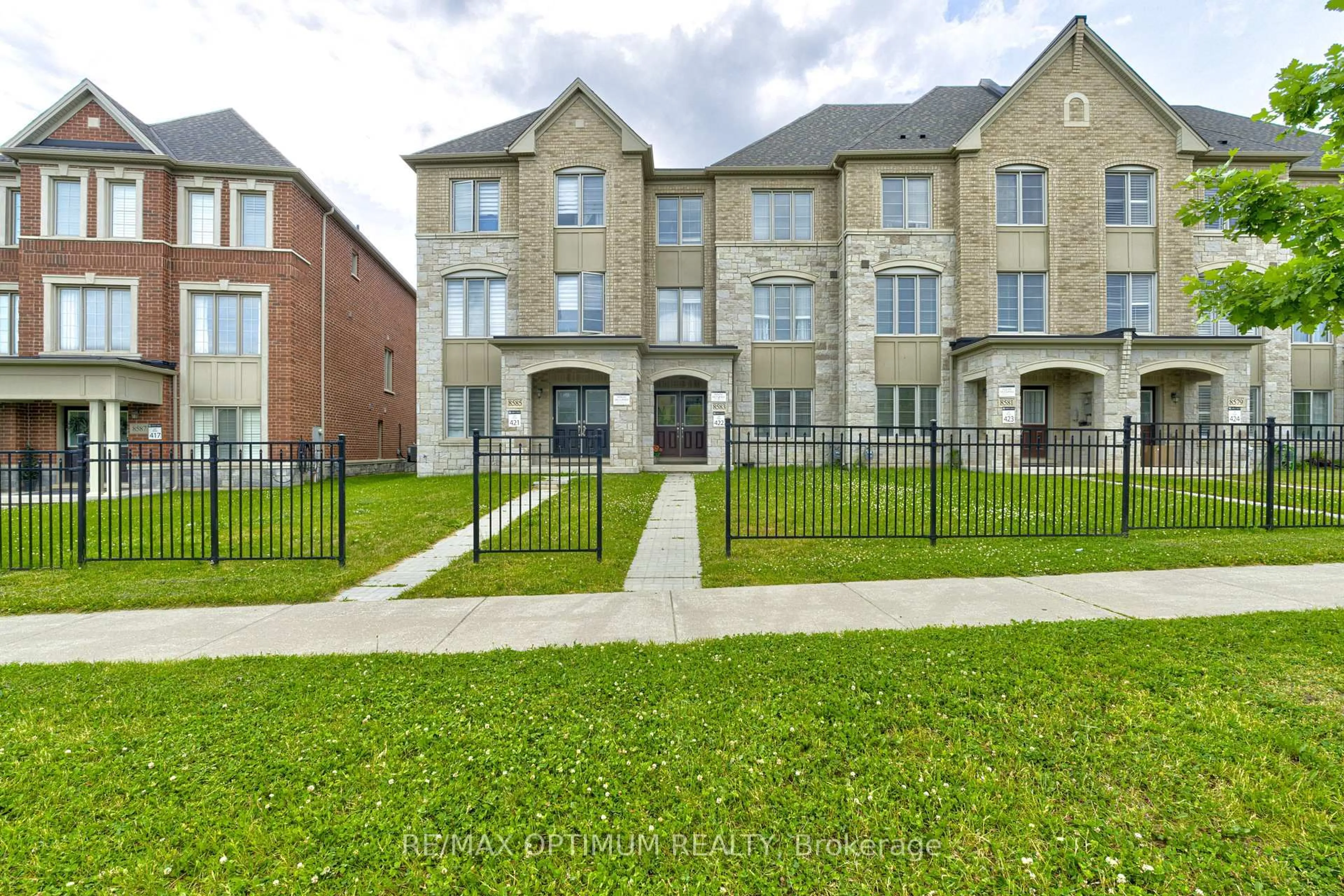 A pic from outside/outdoor area/front of a property/back of a property/a pic from drone, street for 8583 Financial Dr, Brampton Ontario L6Y 6C4