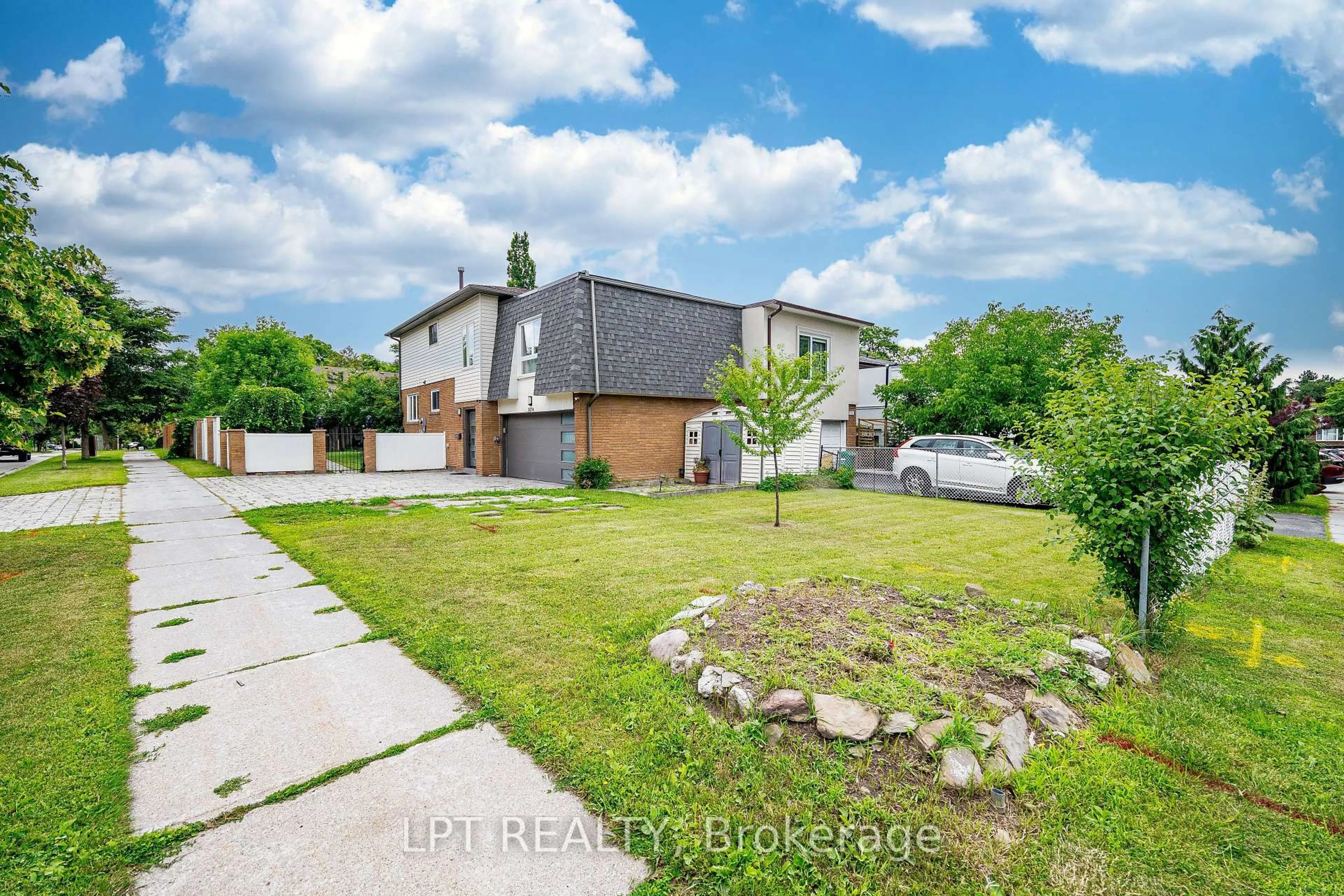 A pic from outside/outdoor area/front of a property/back of a property/a pic from drone, street for 2574 Council Ring Rd, Mississauga Ontario L5L 1X5