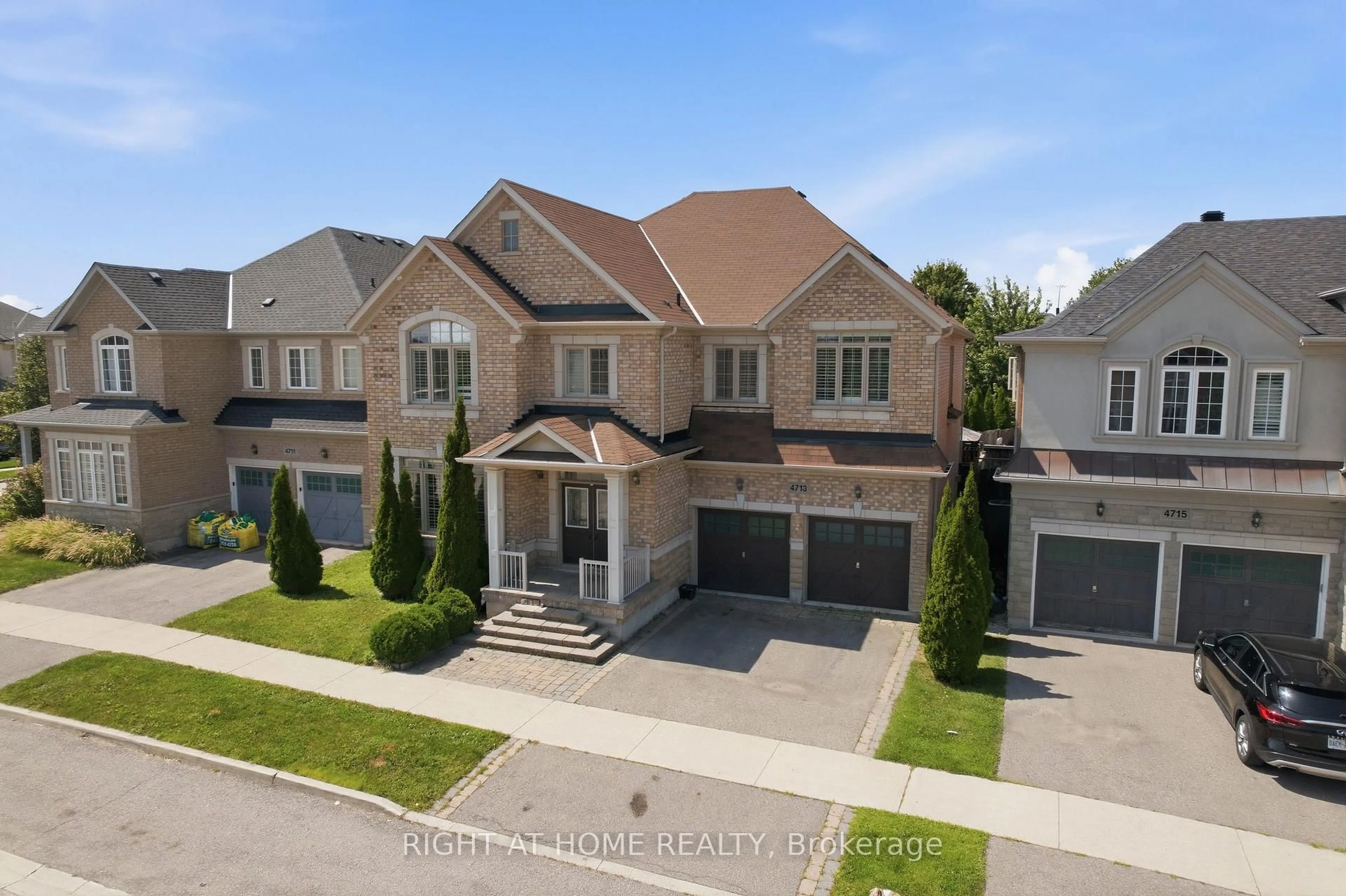 A pic from outside/outdoor area/front of a property/back of a property/a pic from drone, street for 4713 Thomas Alton Blvd, Burlington Ontario L7M 0K5