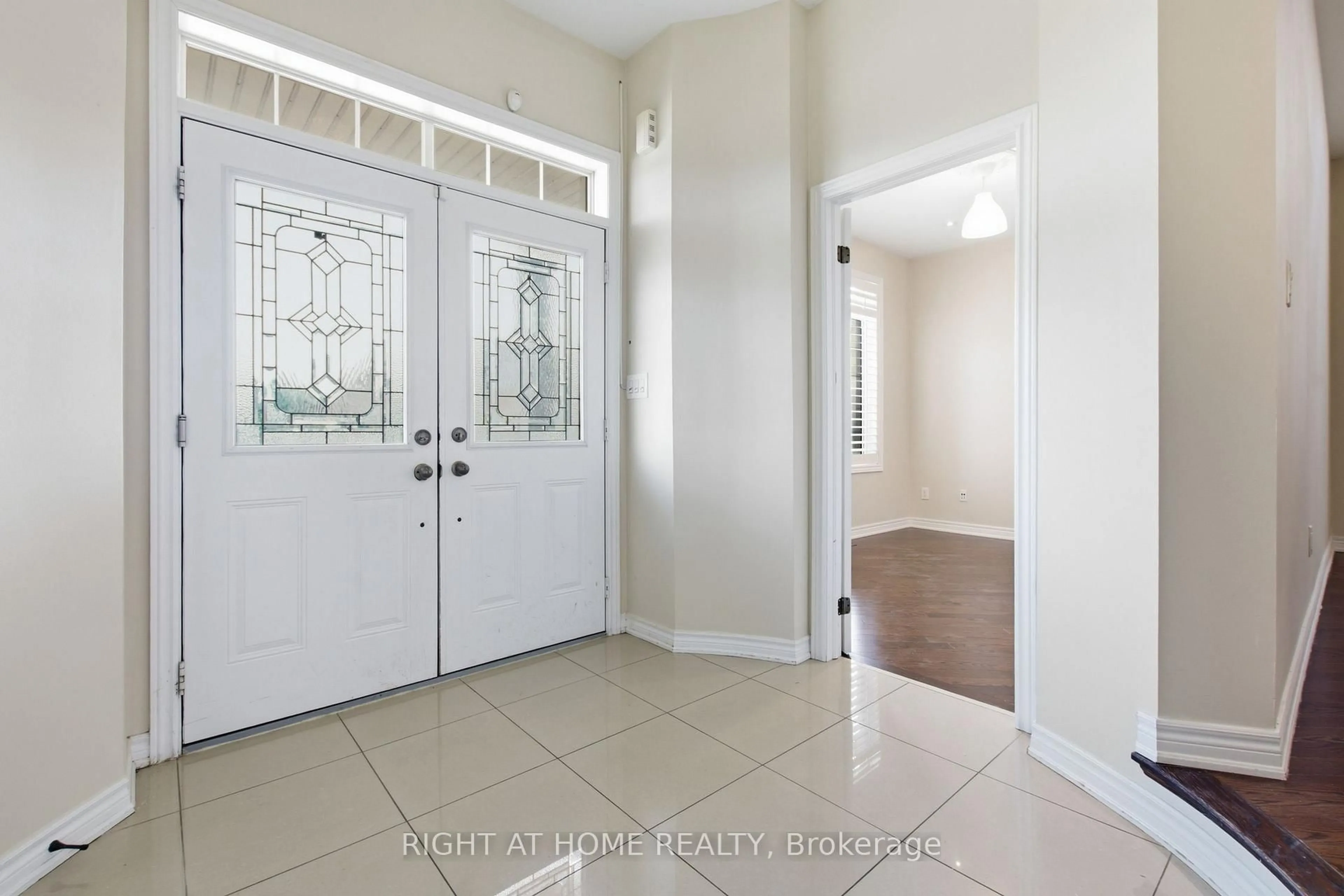 Indoor entryway for 4713 Thomas Alton Blvd, Burlington Ontario L7M 0K5