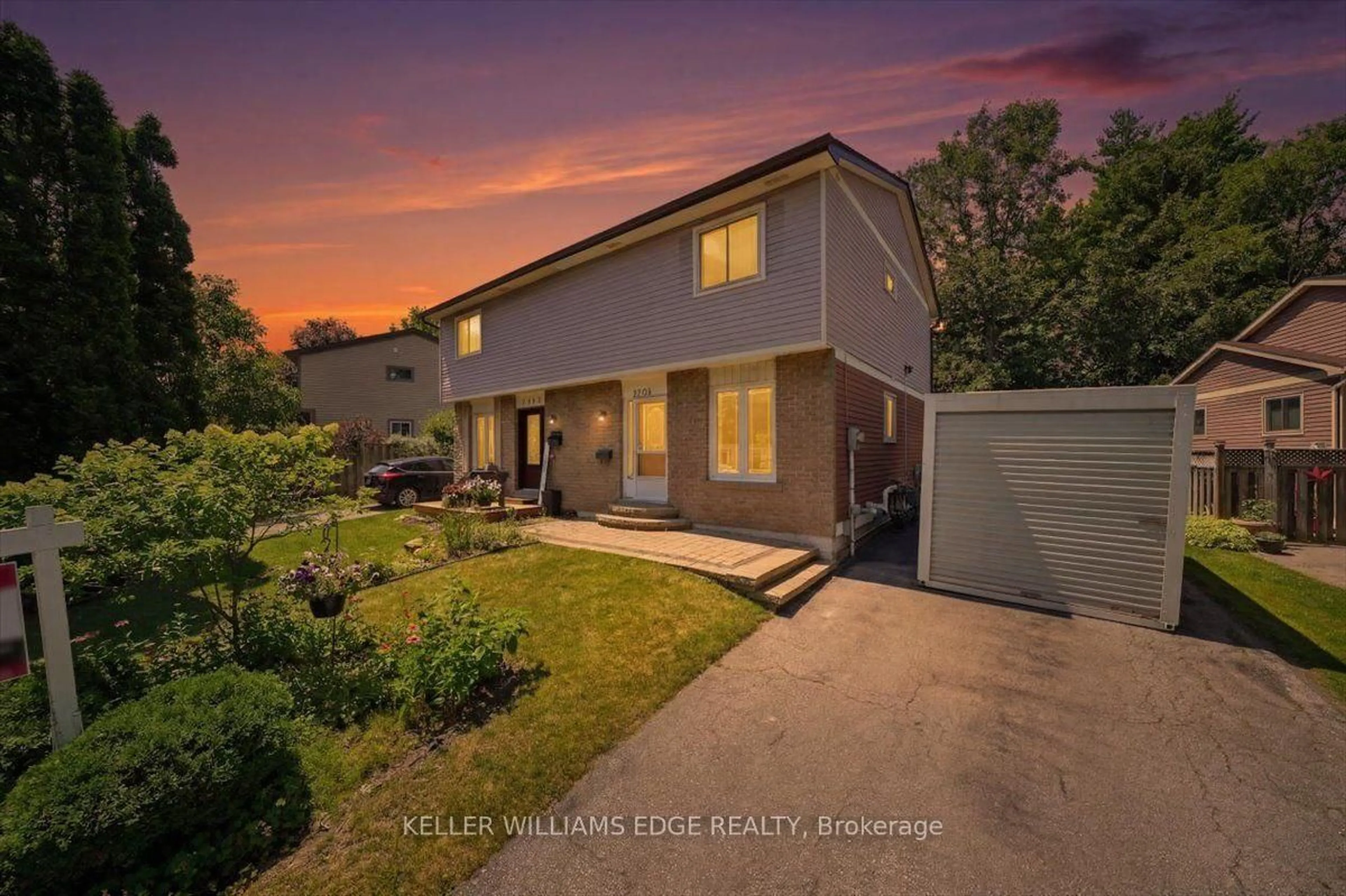 A pic from outside/outdoor area/front of a property/back of a property/a pic from drone, street for 2320 Middlesmoor Cres, Burlington Ontario L7P 3X7