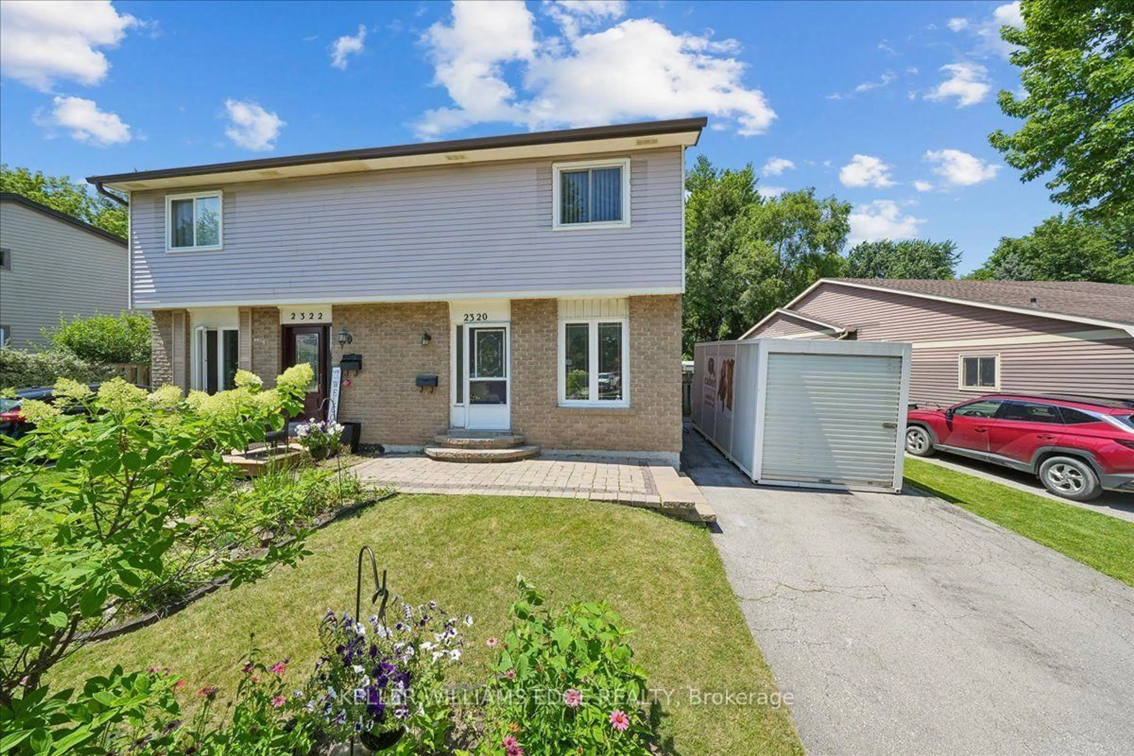 A pic from outside/outdoor area/front of a property/back of a property/a pic from drone, street for 2320 Middlesmoor Cres, Burlington Ontario L7P 3X7