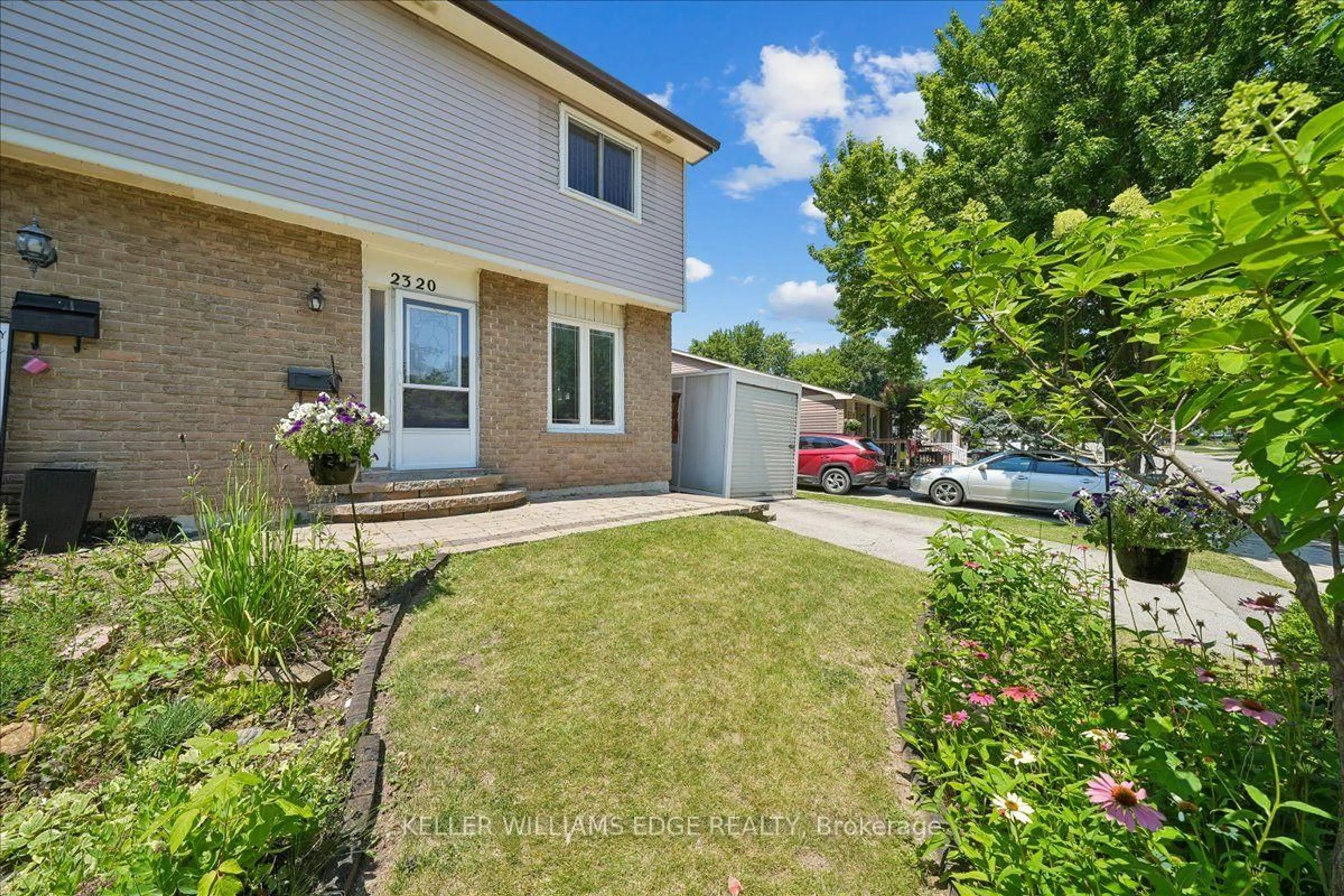 A pic from outside/outdoor area/front of a property/back of a property/a pic from drone, street for 2320 Middlesmoor Cres, Burlington Ontario L7P 3X7