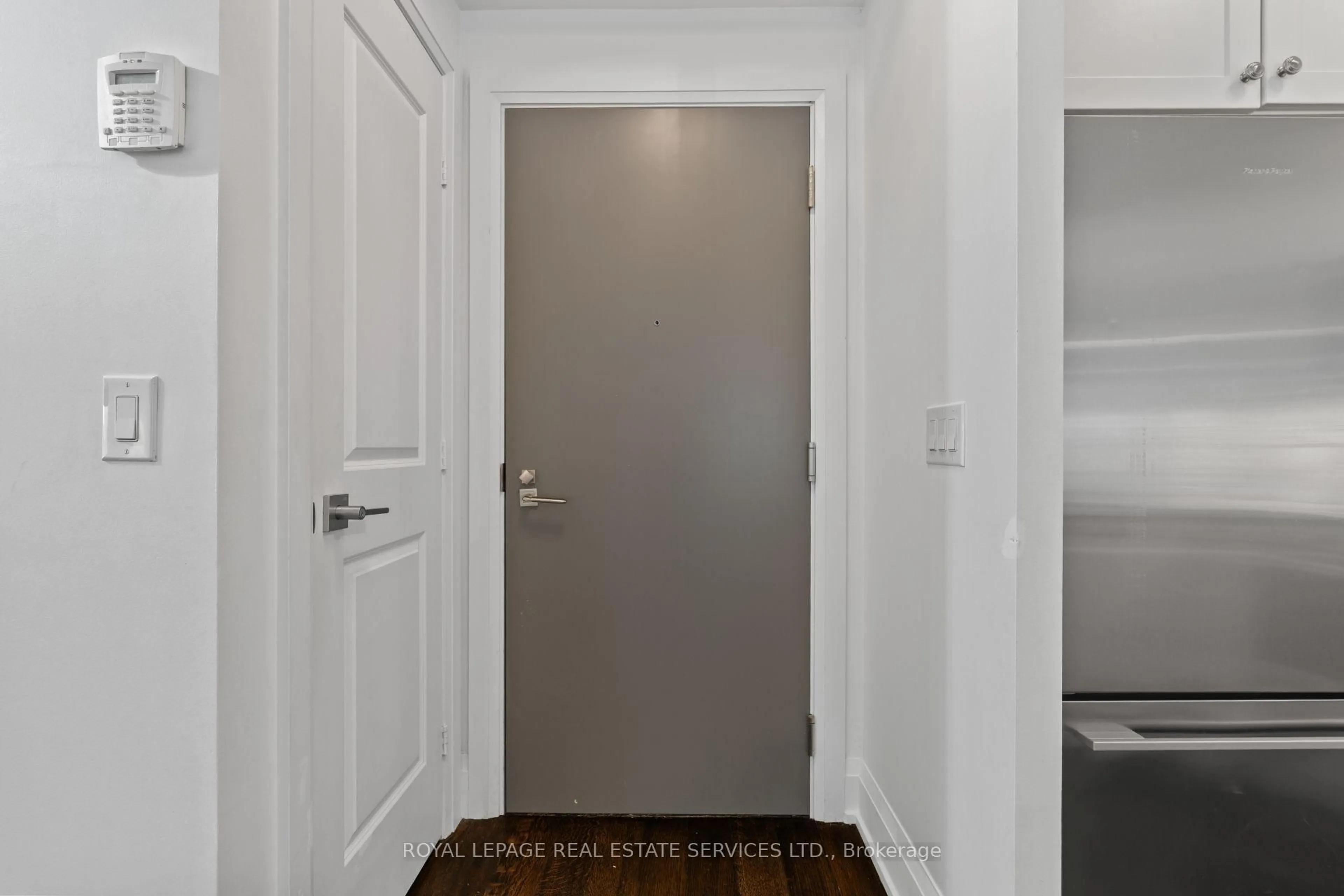 Indoor entryway for 1 Old Mill Dr #107, Toronto Ontario M6S 0A1