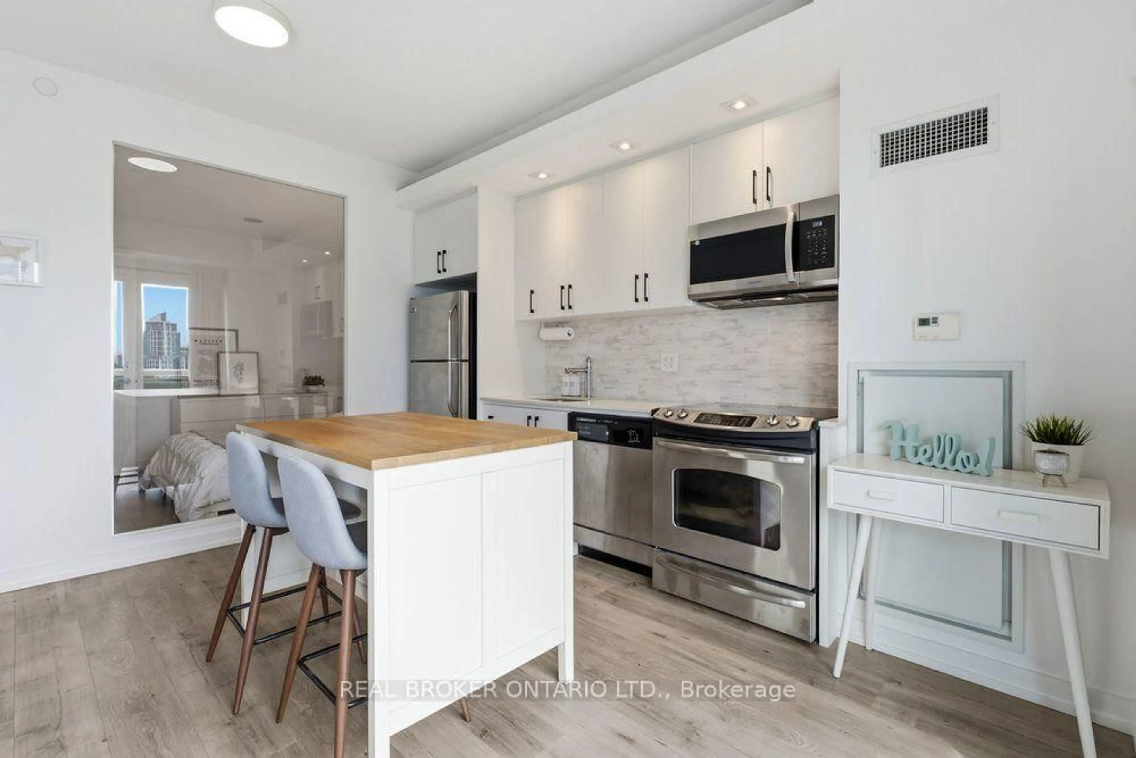Open concept kitchen, unknown for 165 Legion Rd #825, Toronto Ontario M8Y 0B3