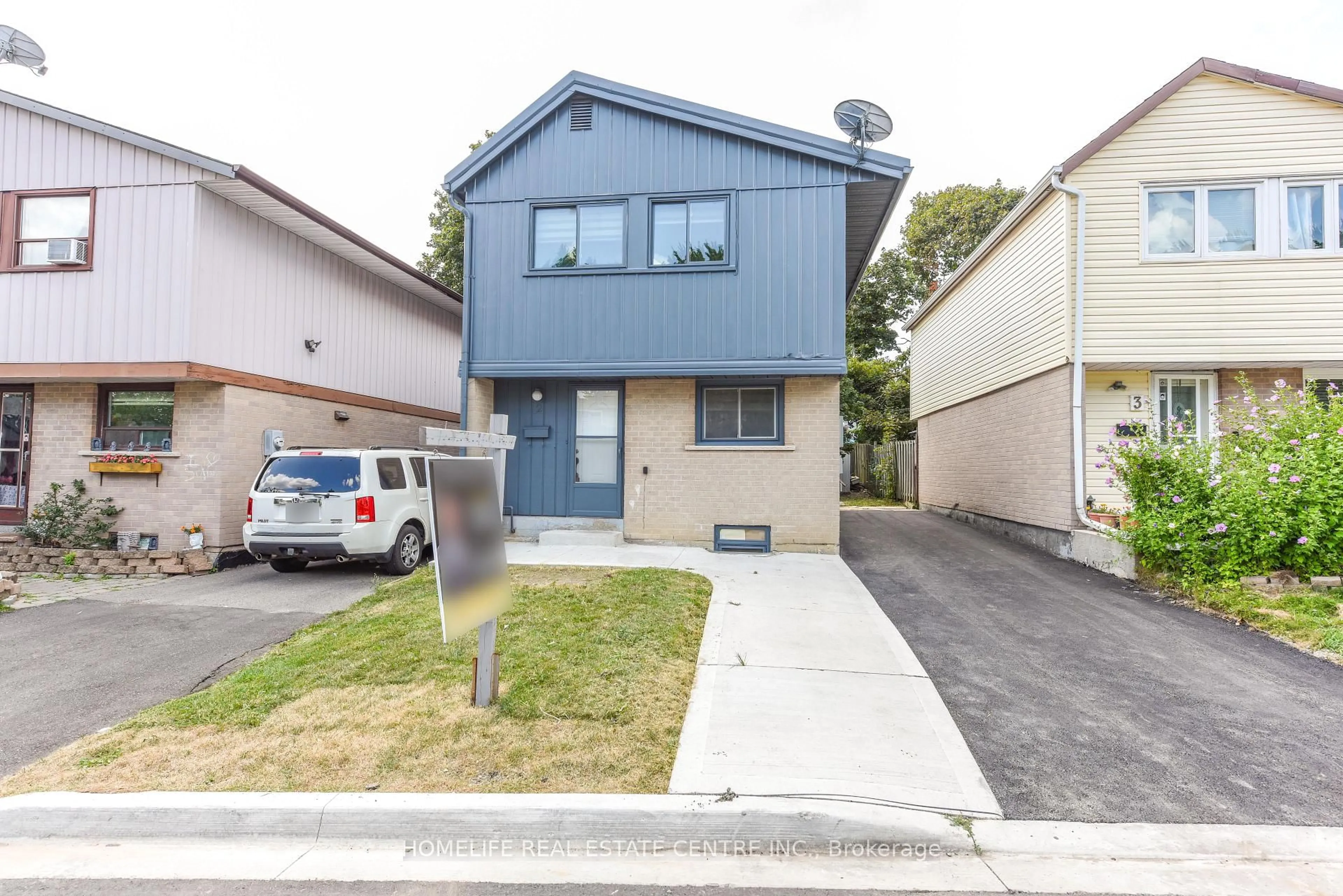 Home with vinyl exterior material, street for 2 Hilda Crt, Brampton Ontario L6S 2C1