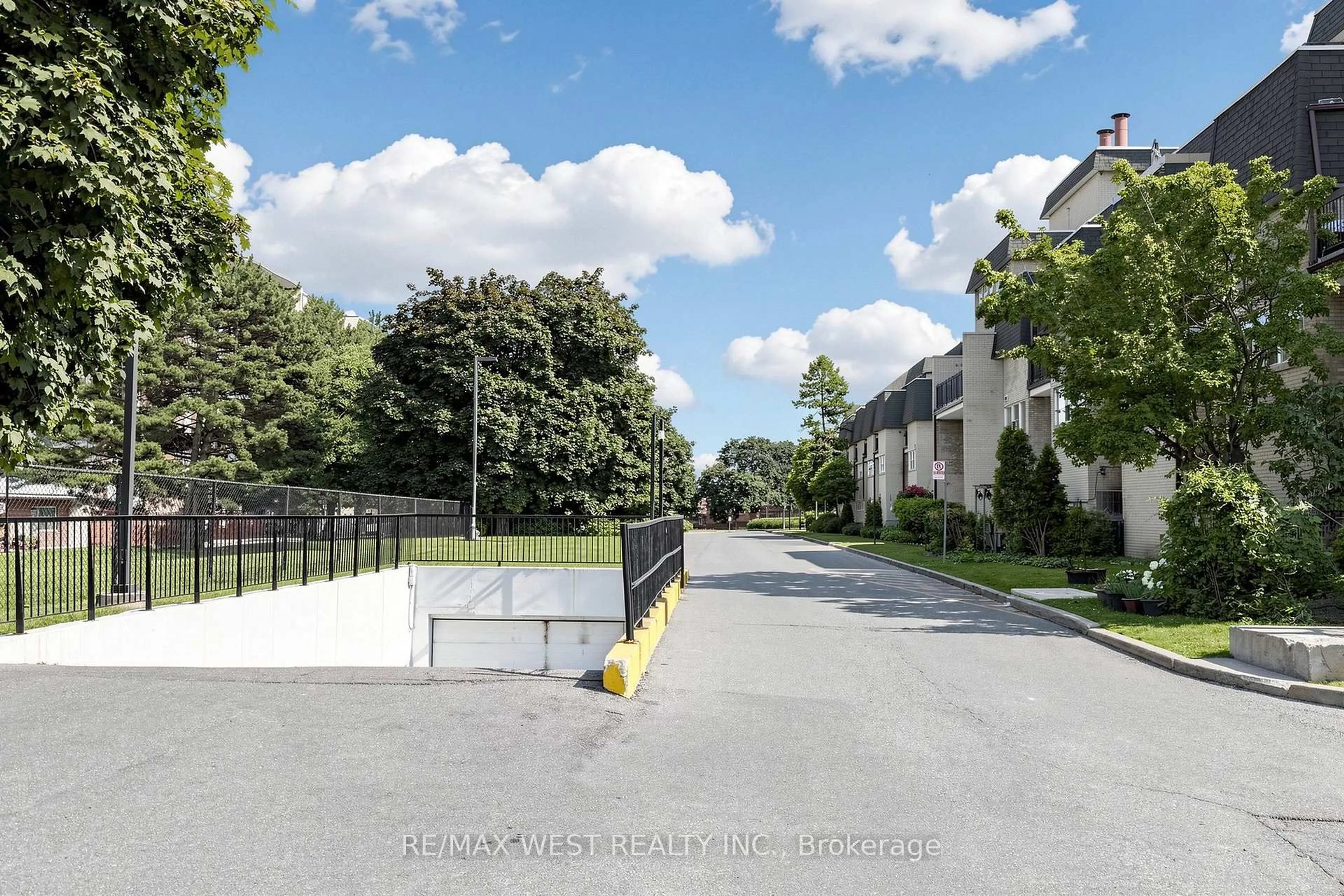 Unknown for 1624 Bloor St #105, Mississauga Ontario L4X 2S2