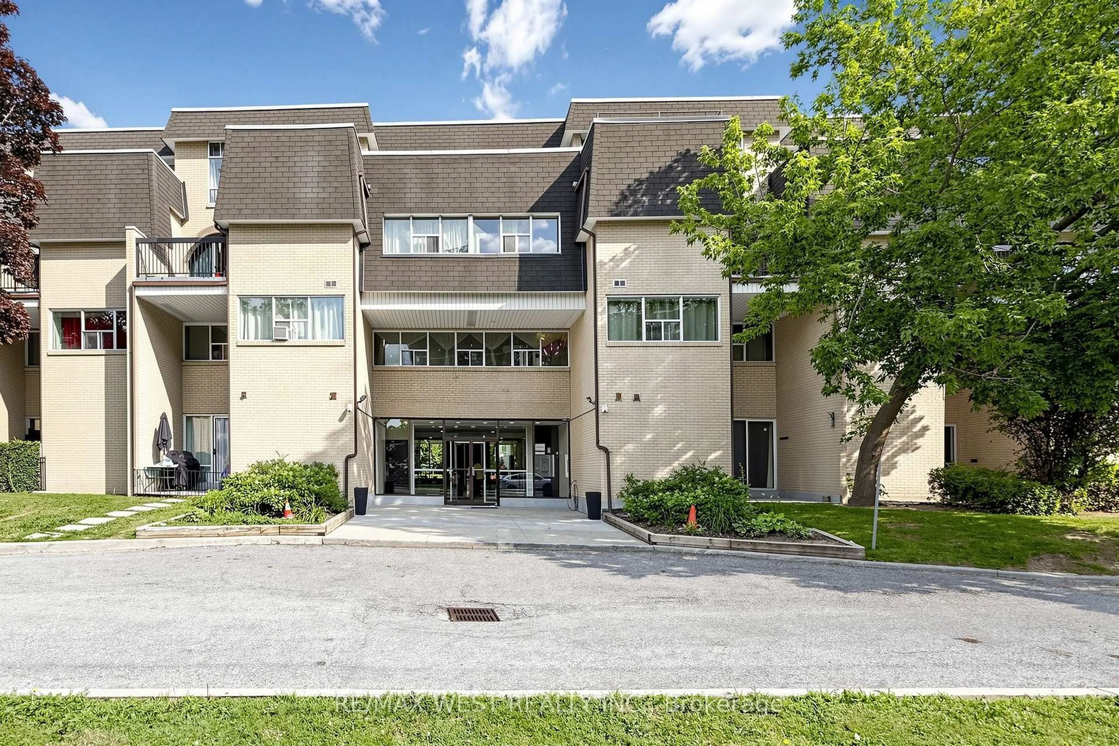 Indoor foyer for 1624 Bloor St #105, Mississauga Ontario L4X 2S2