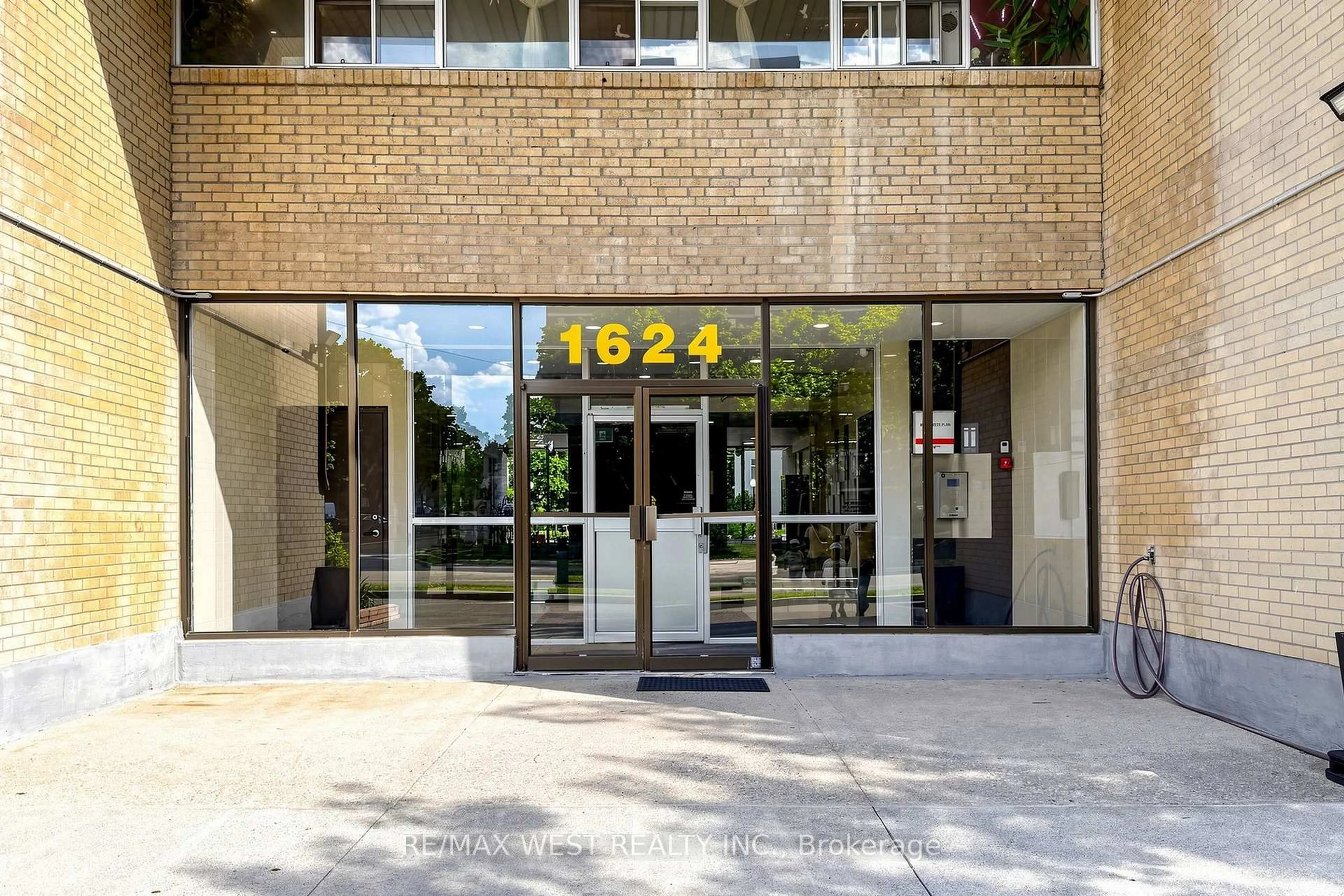 Indoor foyer for 1624 Bloor St #105, Mississauga Ontario L4X 2S2