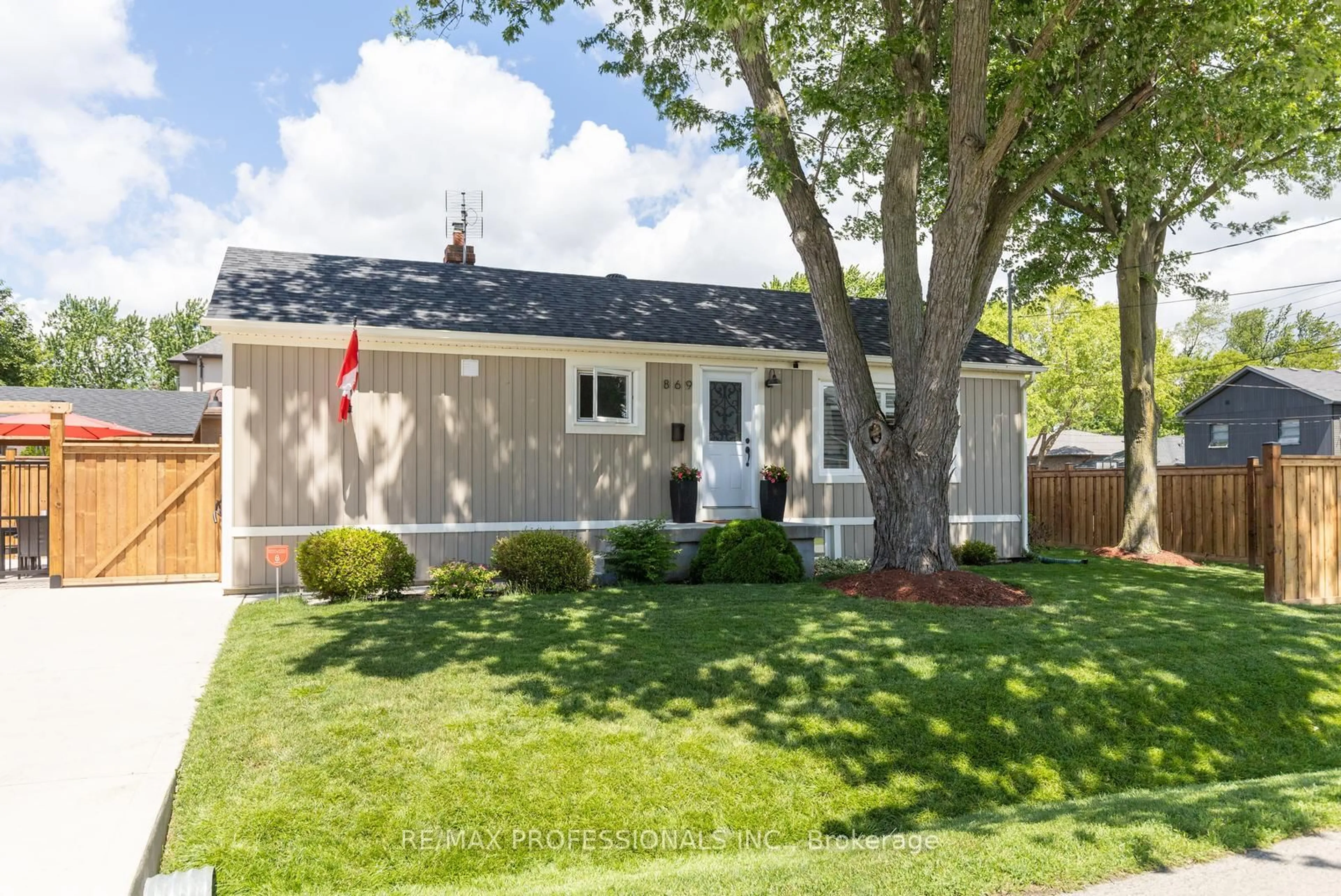 Home with vinyl exterior material, street for 869 First St, Mississauga Ontario L5E 1A6
