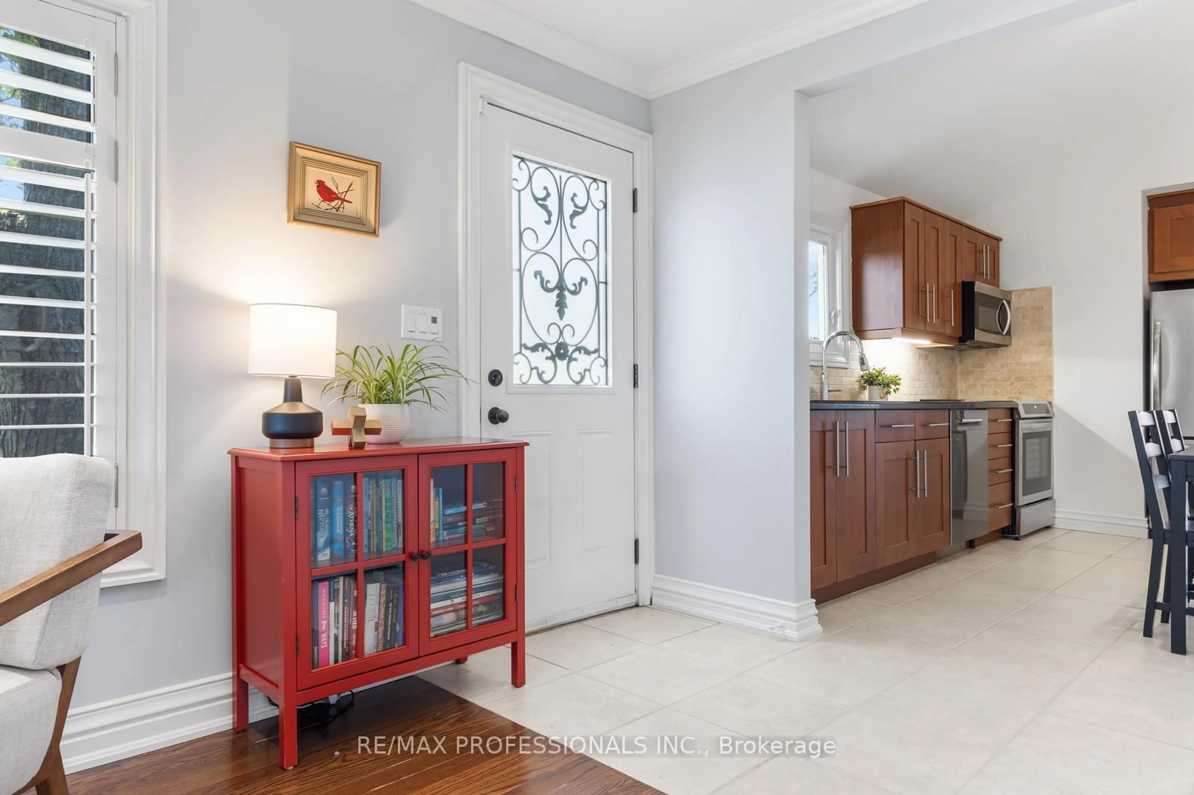 Indoor entryway for 869 First St, Mississauga Ontario L5E 1A6