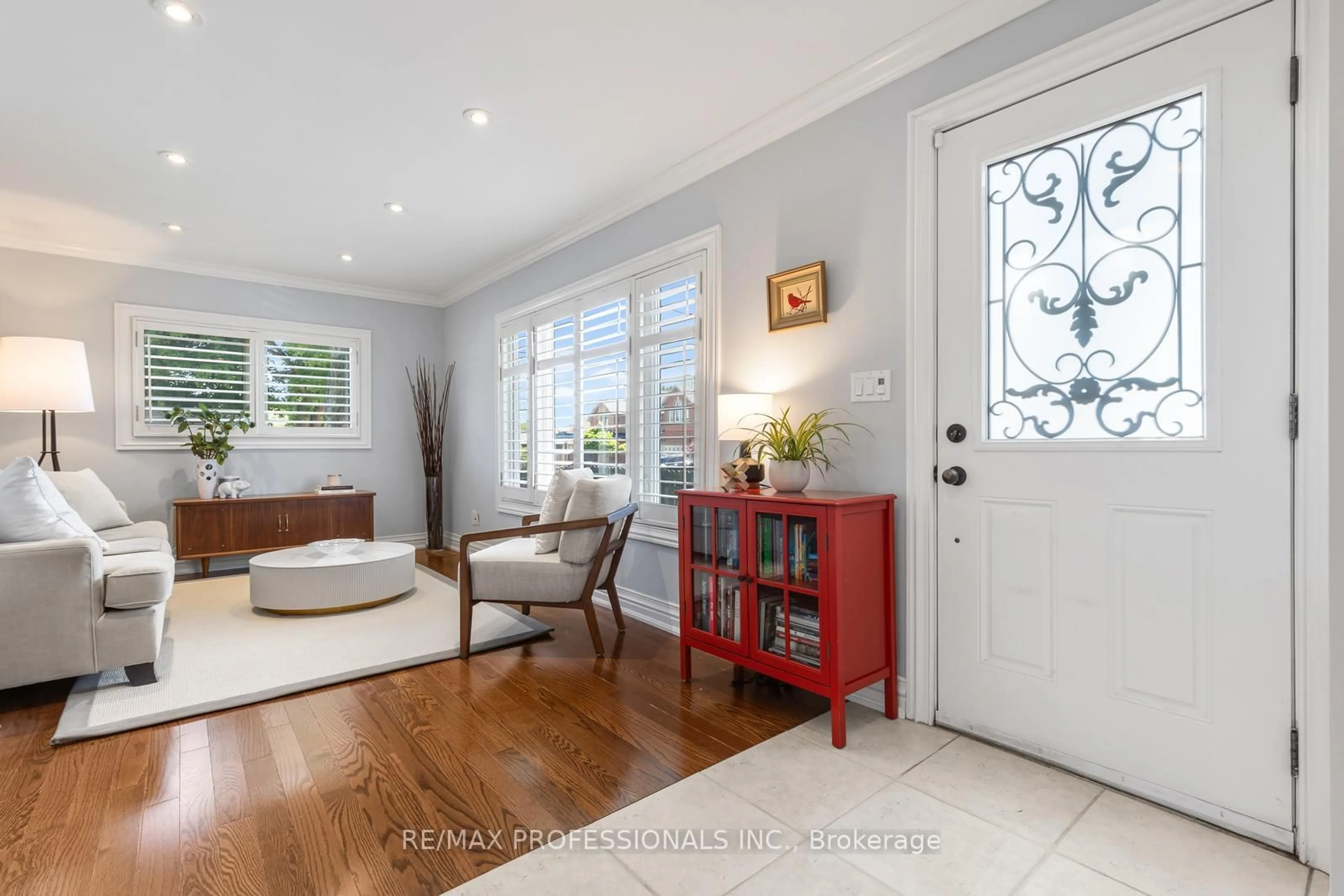 Indoor entryway for 869 First St, Mississauga Ontario L5E 1A6