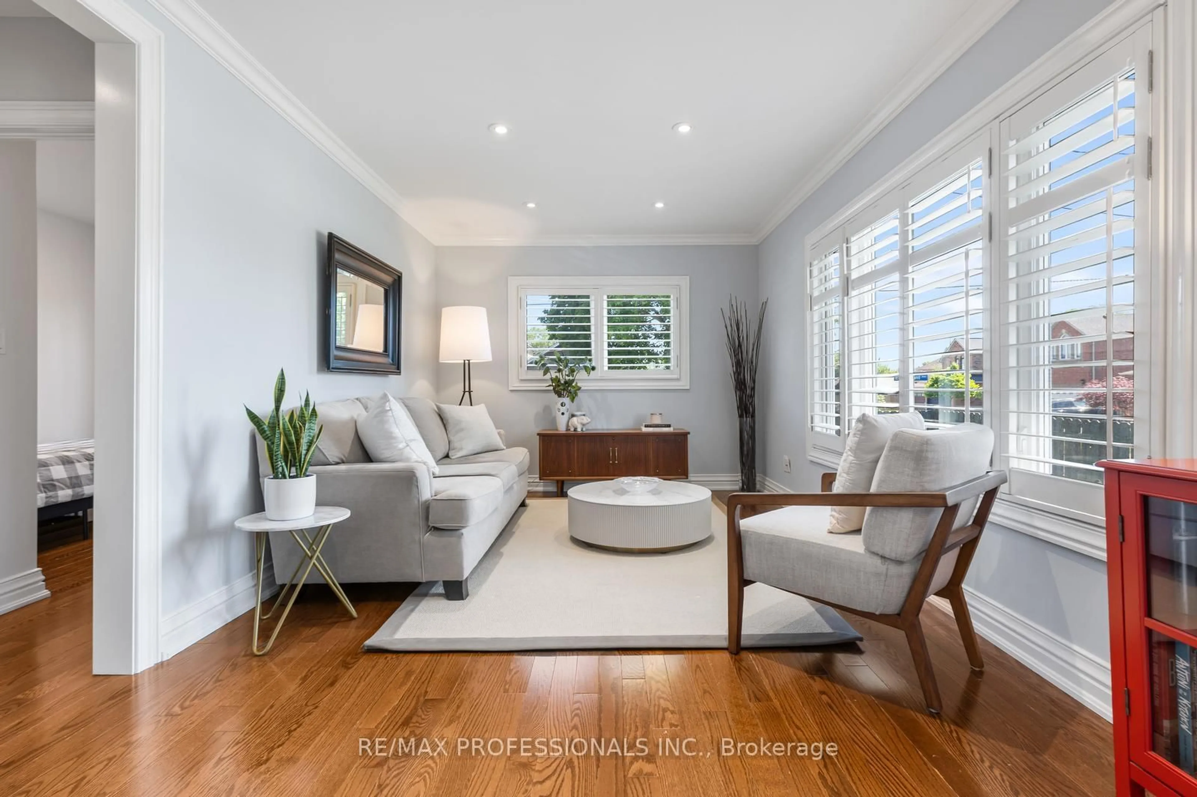 Living room with furniture, wood/laminate floor for 869 First St, Mississauga Ontario L5E 1A6
