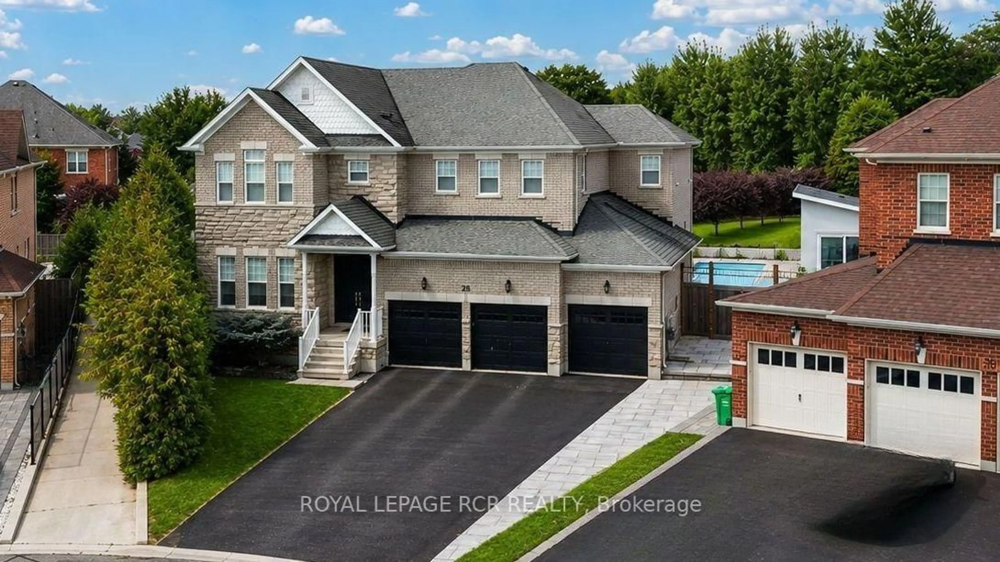 A pic from outside/outdoor area/front of a property/back of a property/a pic from drone, street for 28 Billy Crt, Caledon Ontario L7C 3X3