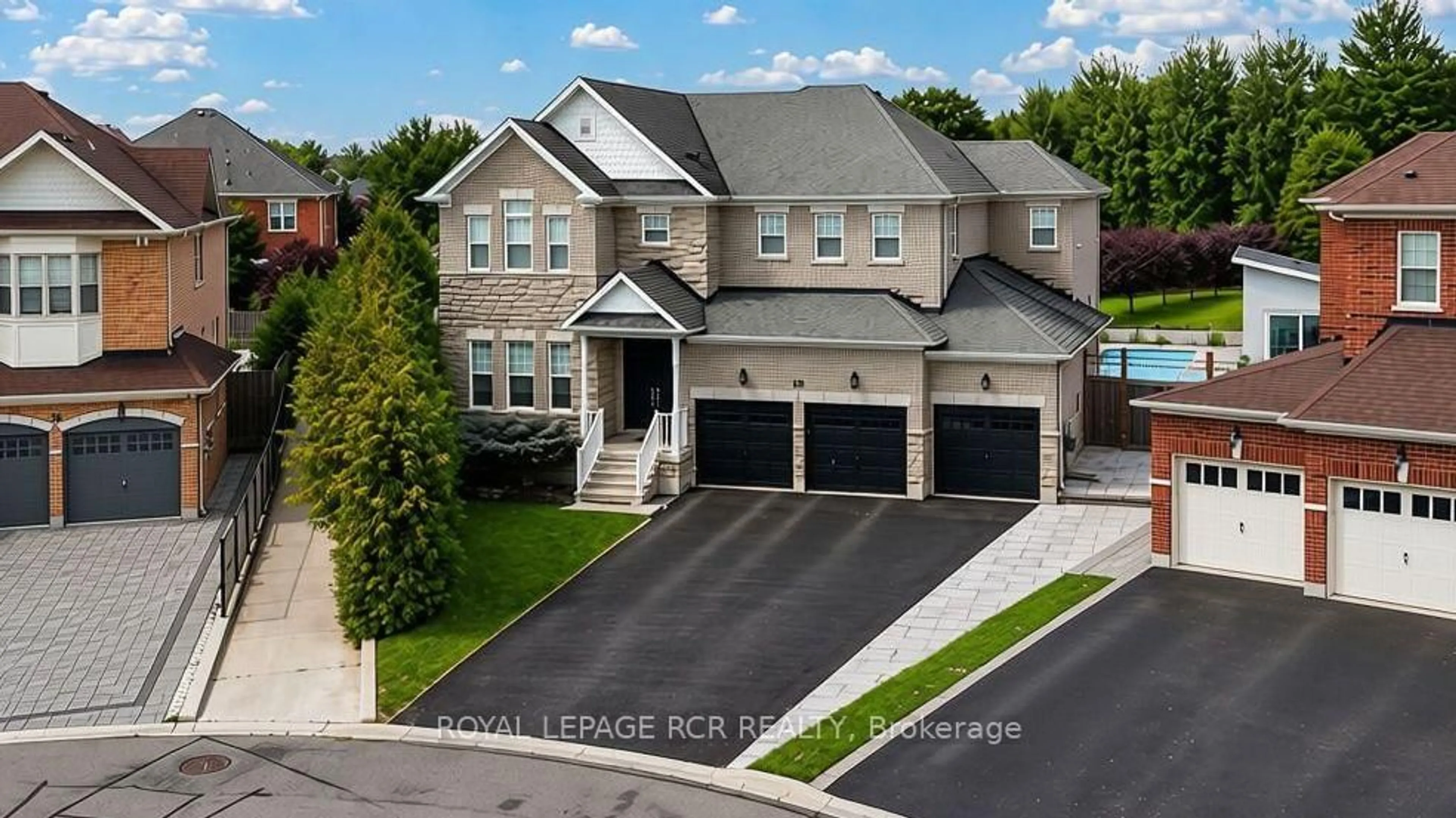 A pic from outside/outdoor area/front of a property/back of a property/a pic from drone, street for 28 Billy Crt, Caledon Ontario L7C 3X3