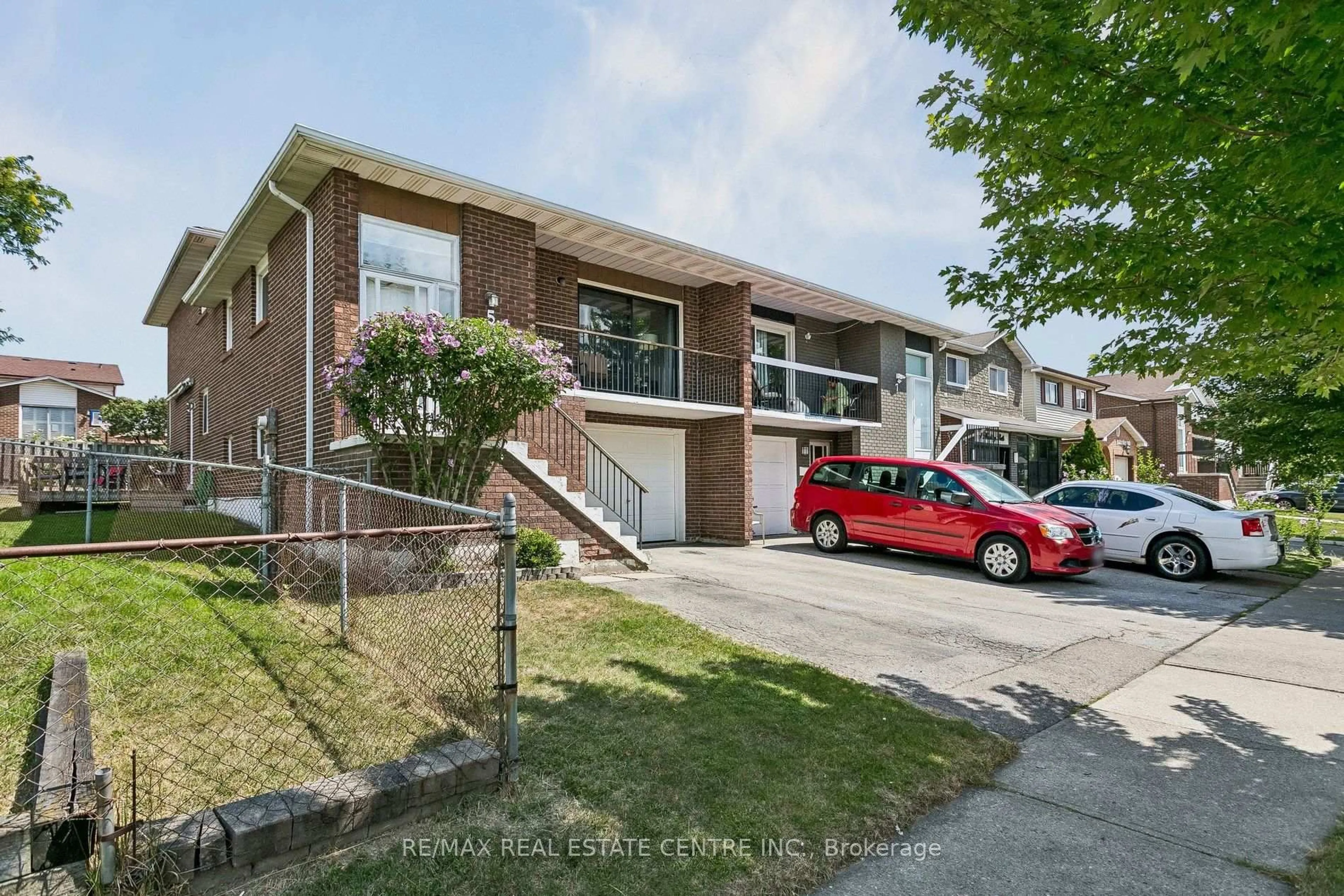 A pic from outside/outdoor area/front of a property/back of a property/a pic from drone, street for 5 Hockley Path, Brampton Ontario L6V 3R3