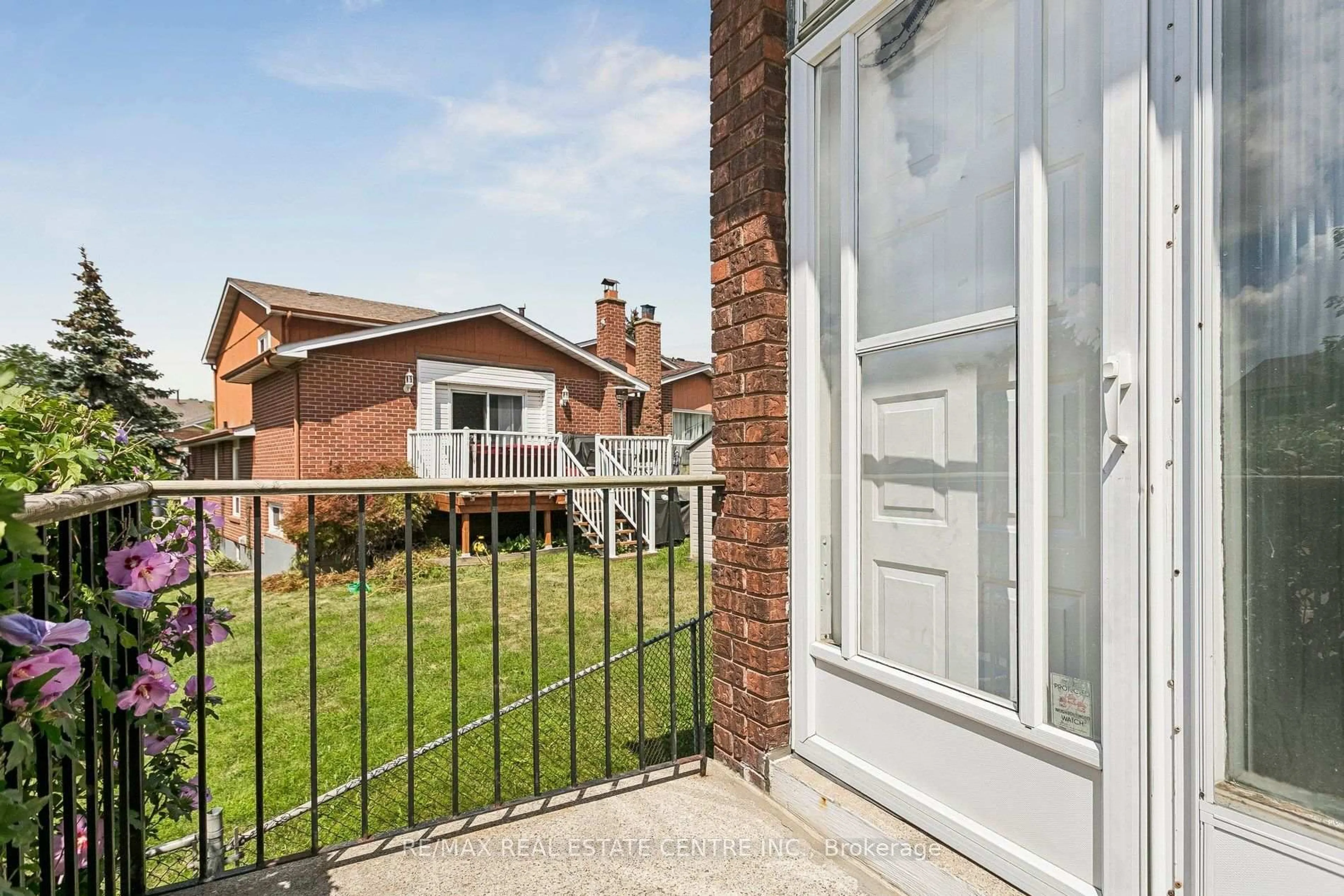 A pic from outside/outdoor area/front of a property/back of a property/a pic from drone, street for 5 Hockley Path, Brampton Ontario L6V 3R3