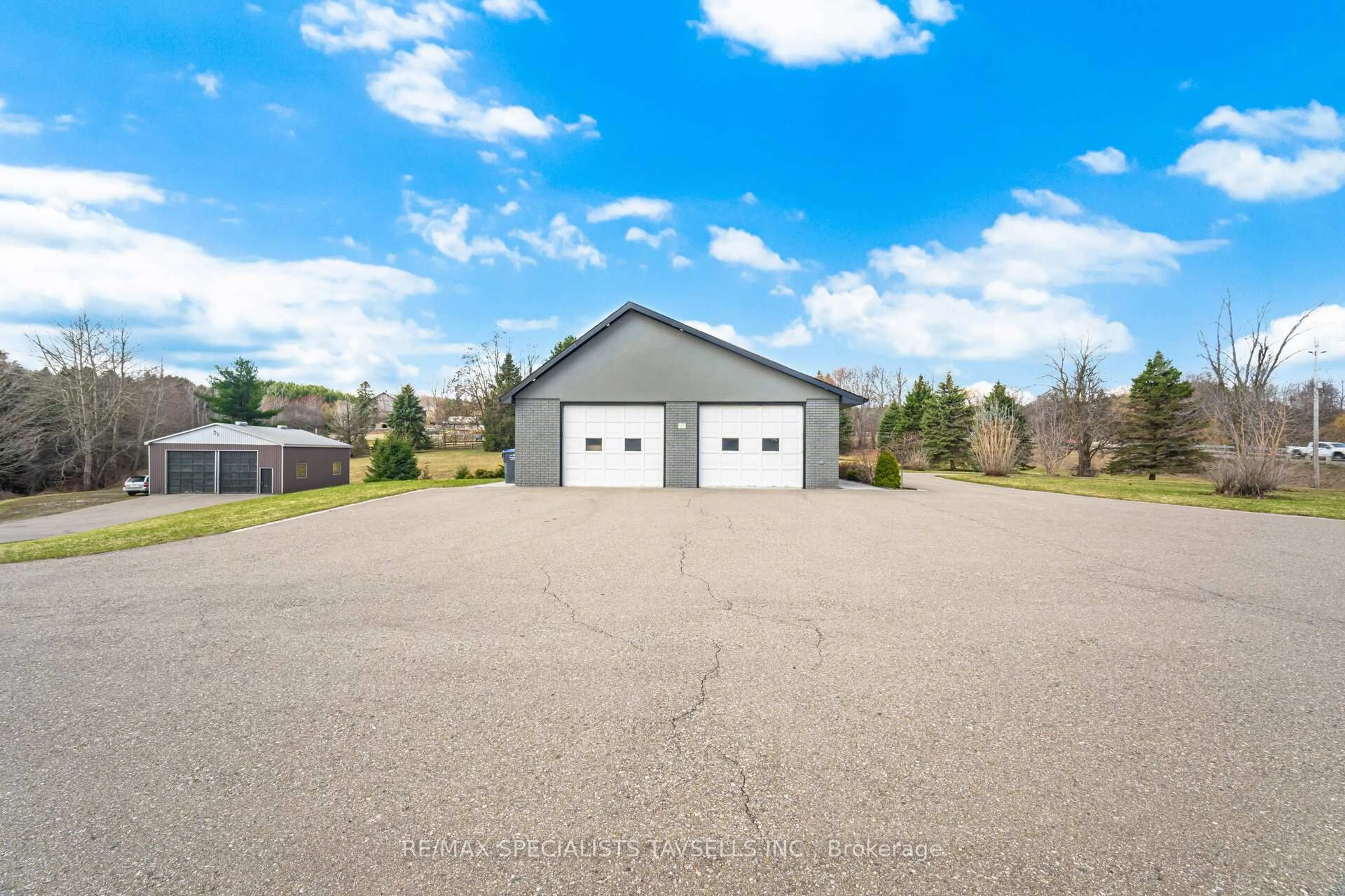 Indoor garage for 6785 Highway 9 Rd, Caledon Ontario L7K 0H3