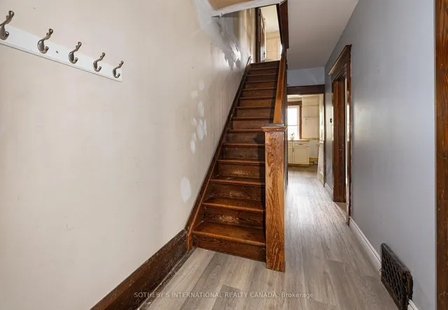 4 Marshall Blvd, Toronto 5