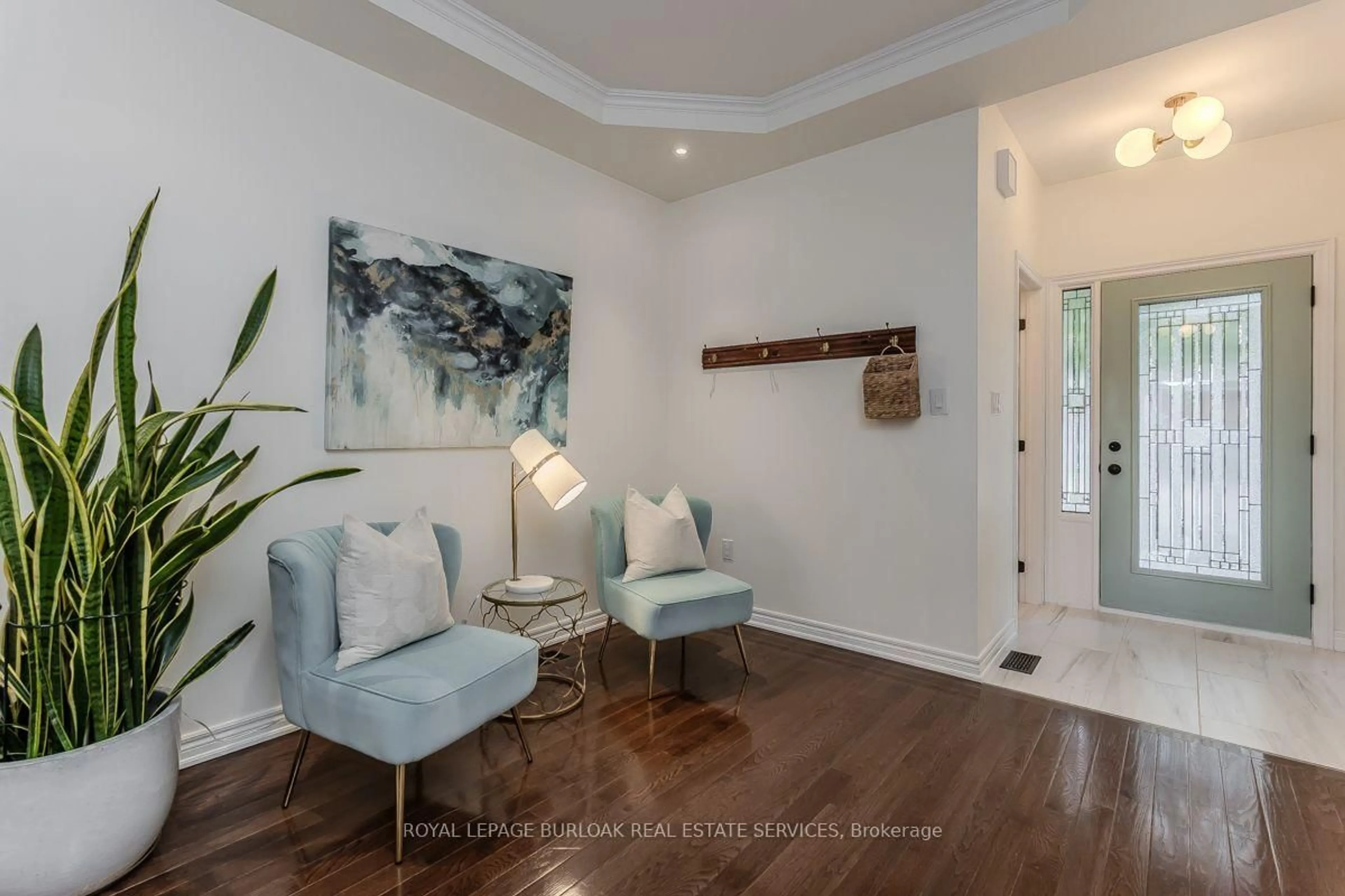 Indoor entryway for 5316 Applegarth Dr, Burlington Ontario L7L 7E3