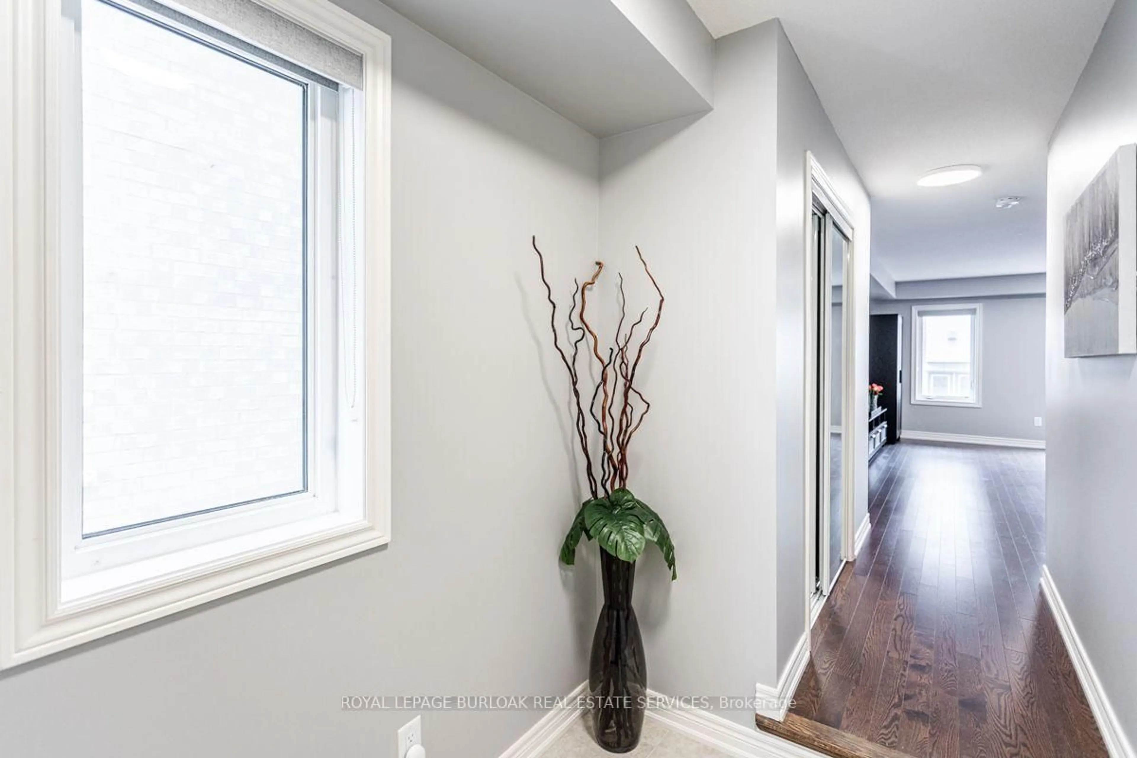 Indoor entryway for 3956 Tufgar Cres, Burlington Ontario L7M 1P8