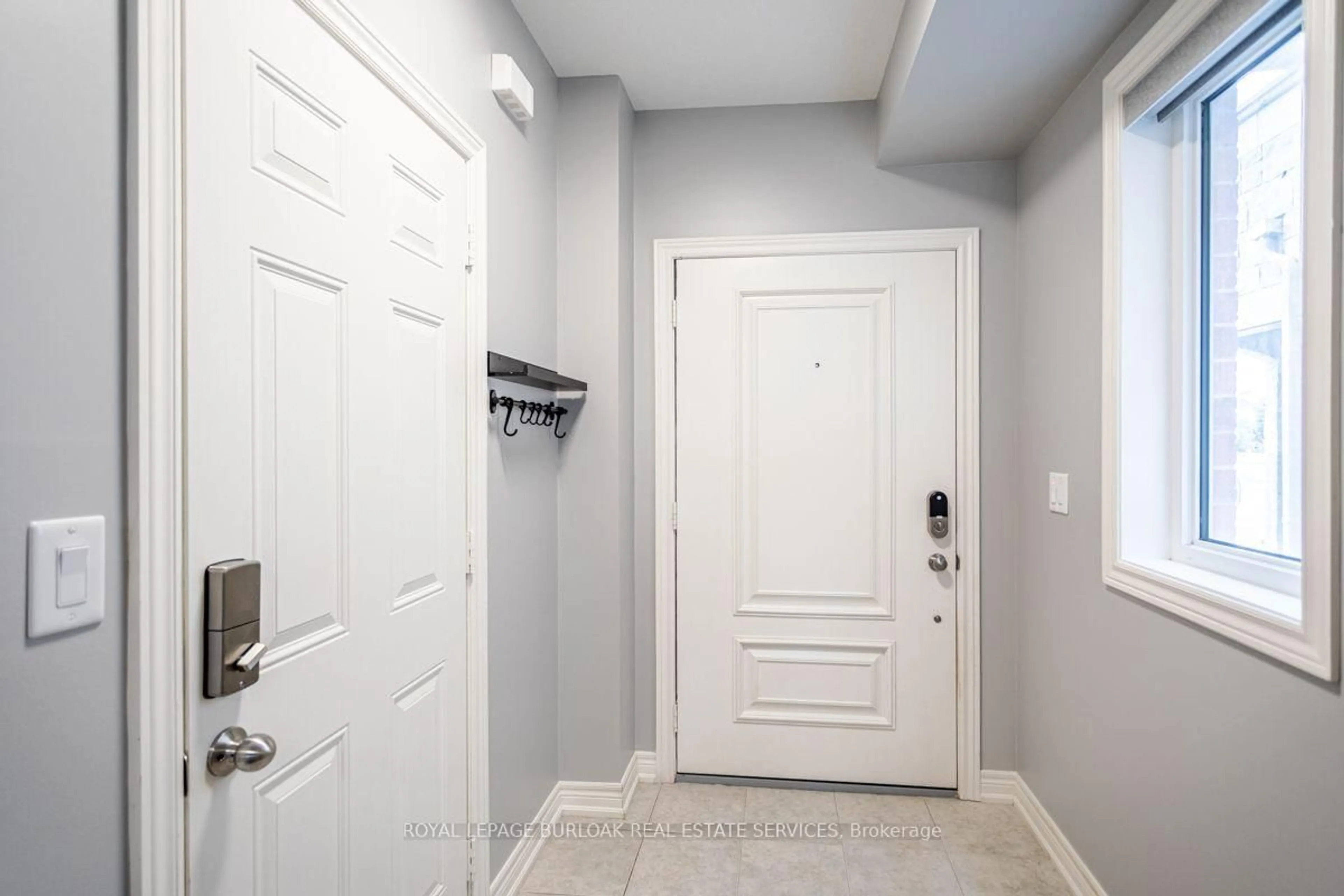 Indoor entryway for 3956 Tufgar Cres, Burlington Ontario L7M 1P8