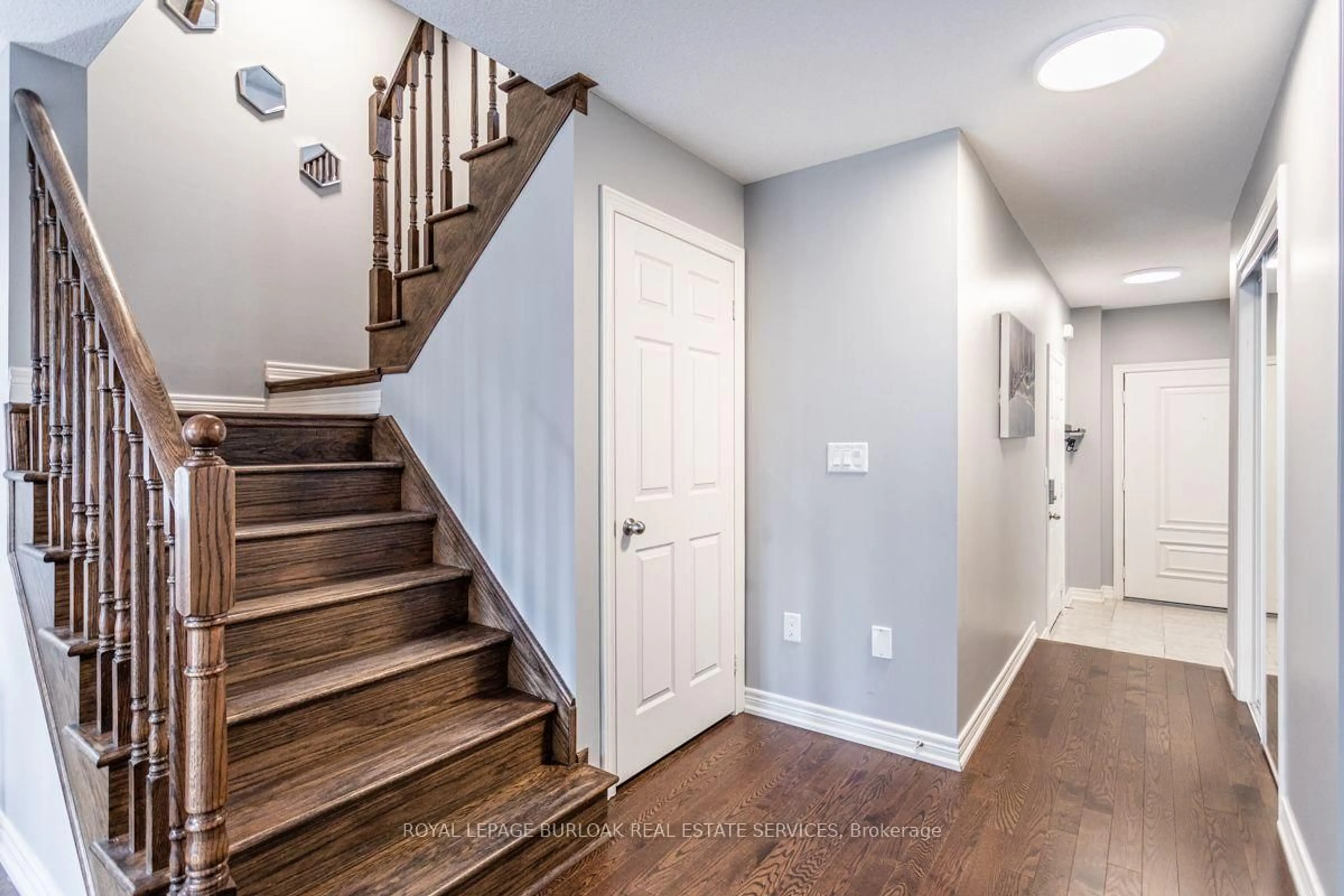 Indoor entryway for 3956 Tufgar Cres, Burlington Ontario L7M 1P8