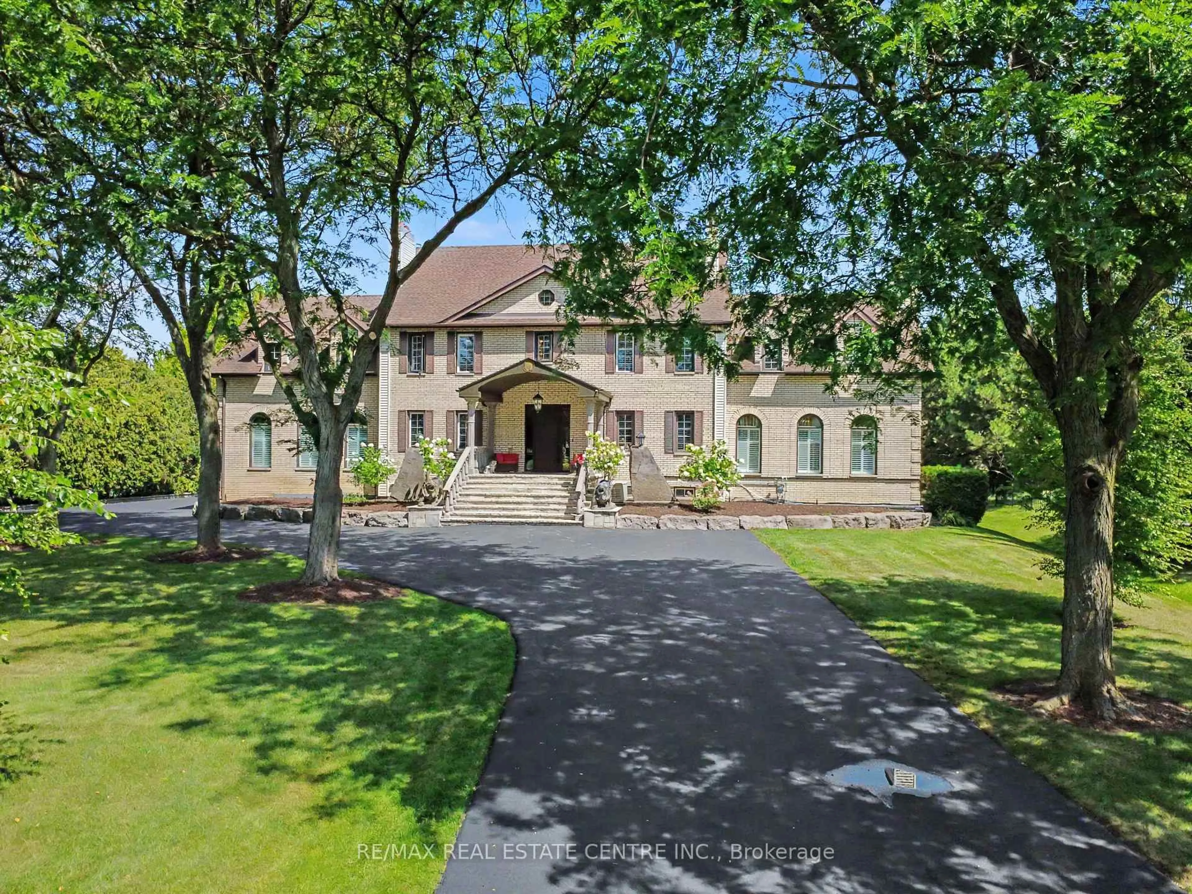 A pic from outside/outdoor area/front of a property/back of a property/a pic from drone, street for 71 Mae Crt, Milton Ontario L0P 1B0