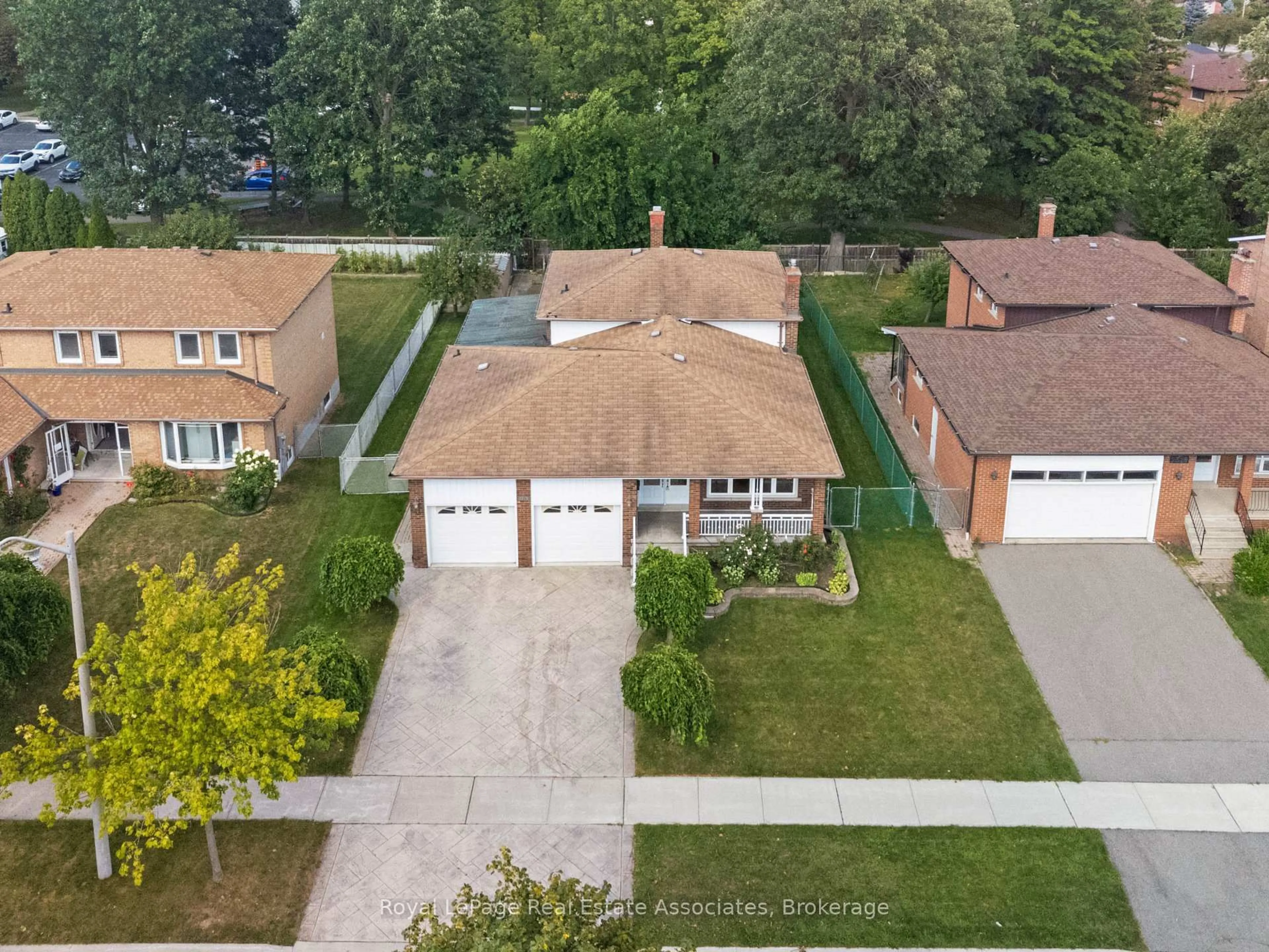 A pic from outside/outdoor area/front of a property/back of a property/a pic from drone, street for 2535 Privet Cres, Mississauga Ontario L5B 2S5