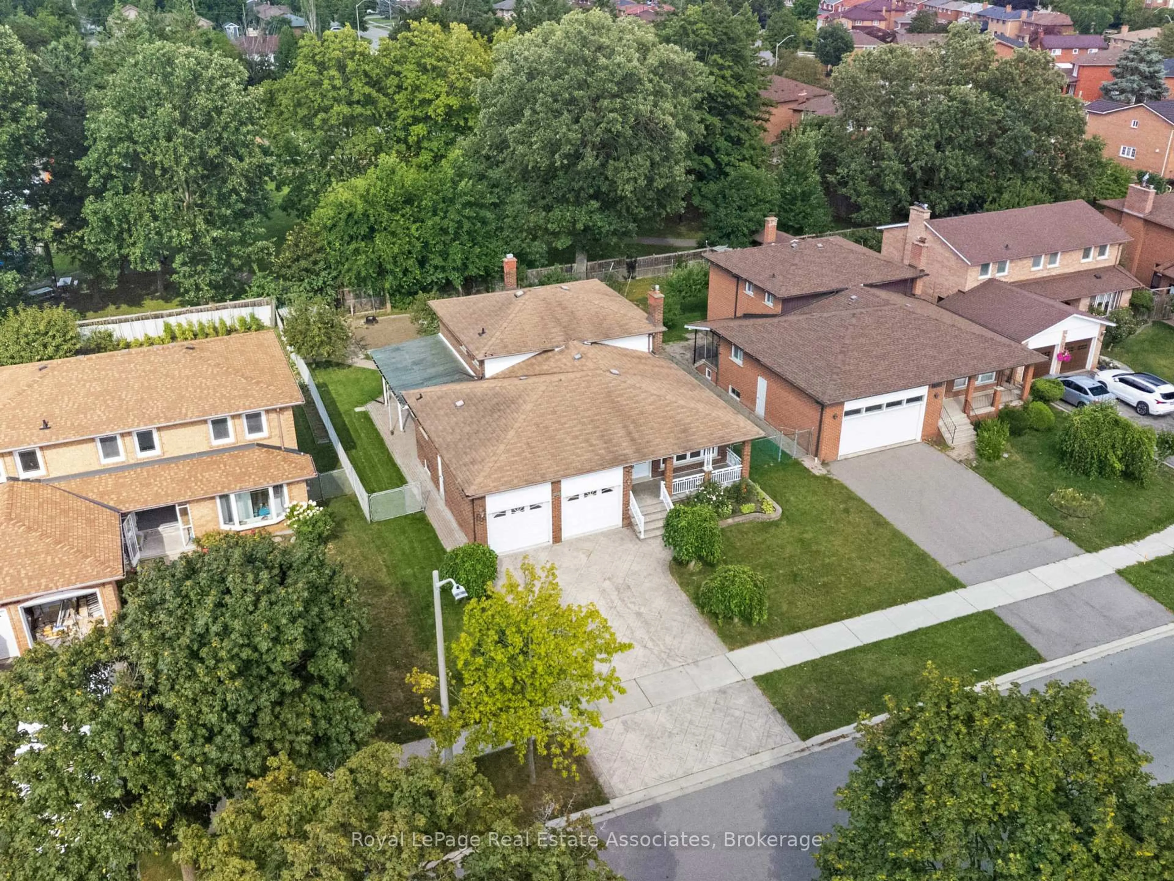 A pic from outside/outdoor area/front of a property/back of a property/a pic from drone, street for 2535 Privet Cres, Mississauga Ontario L5B 2S5