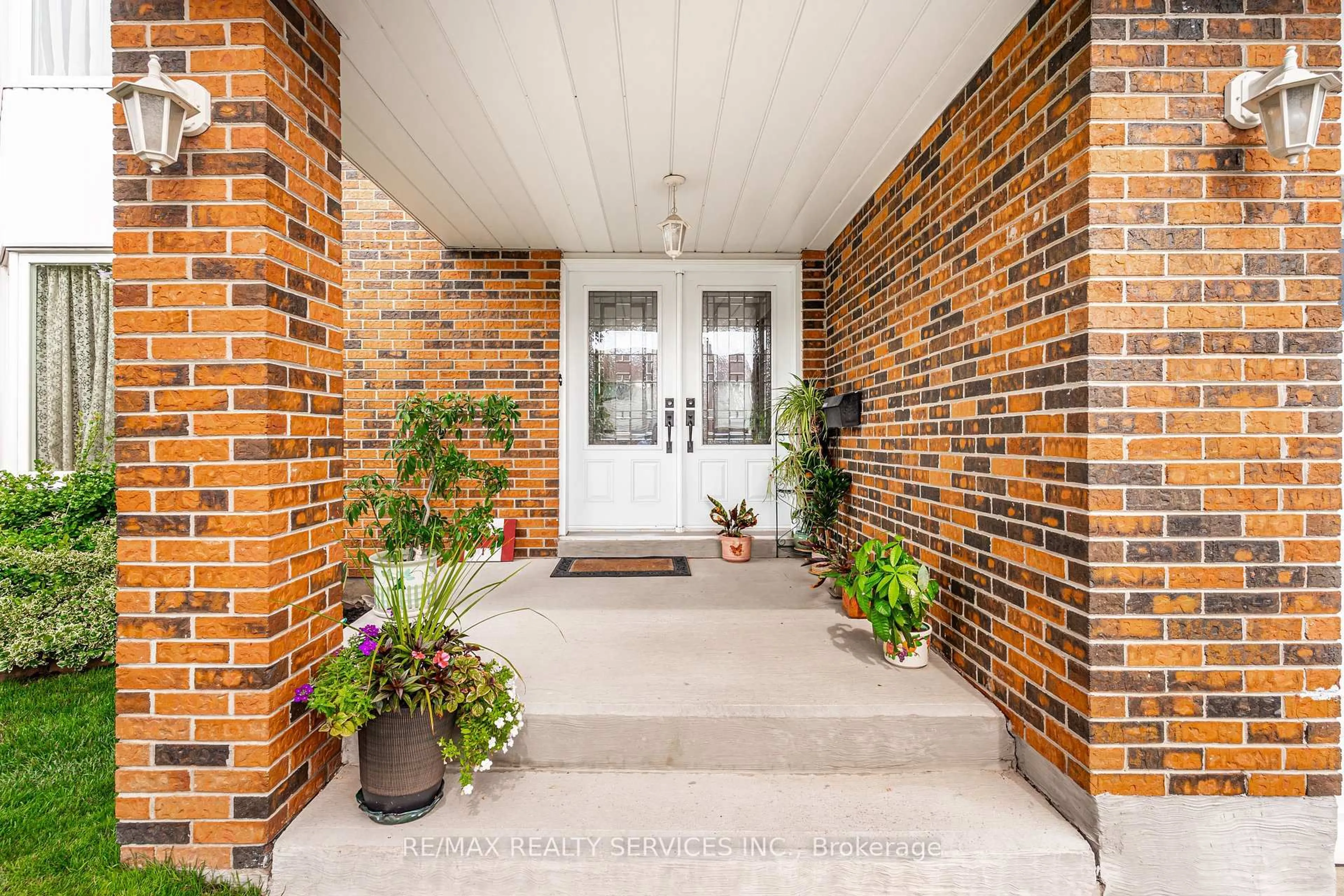 Indoor entryway for 4 Markham St, Brampton Ontario L6S 2X7
