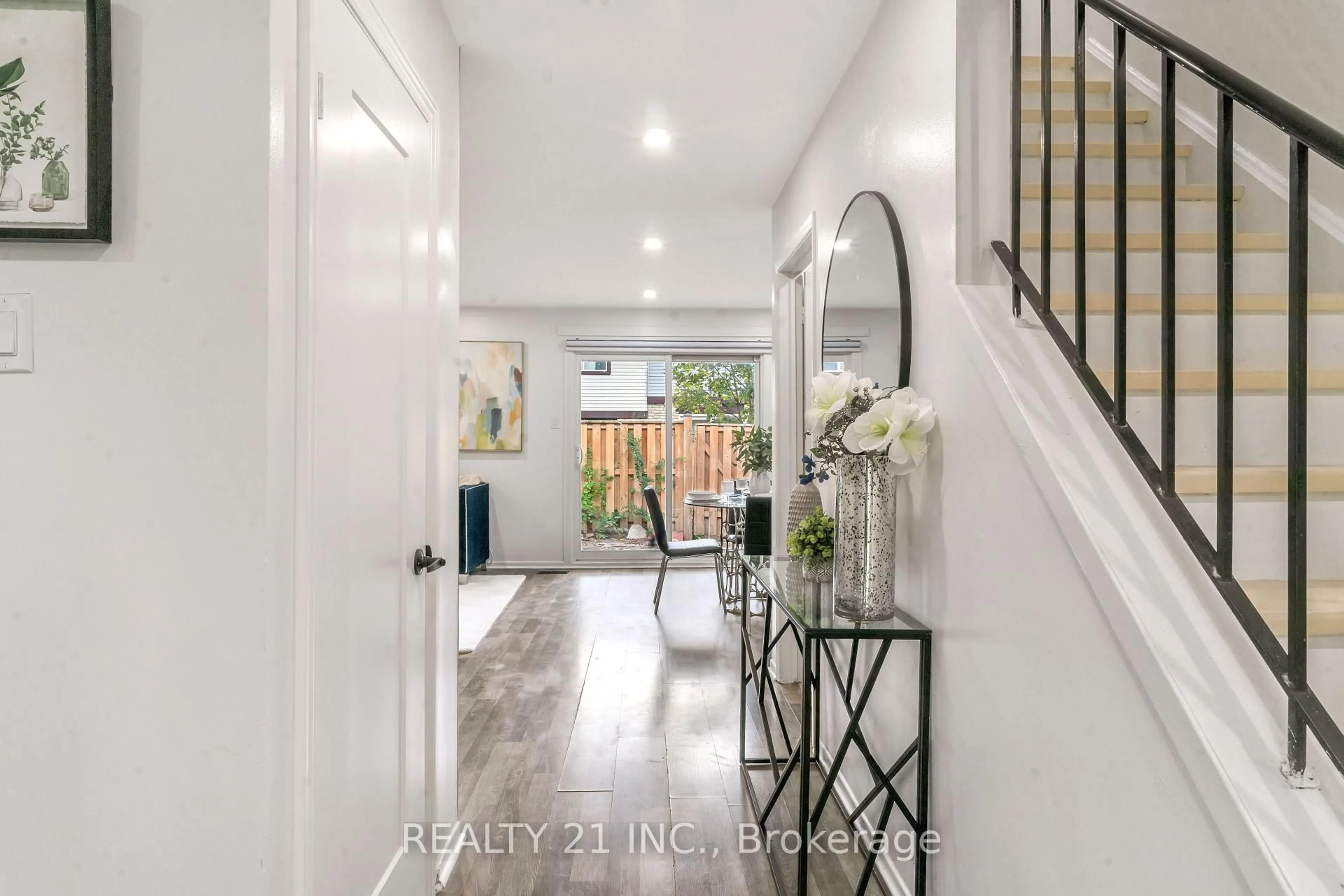 Indoor entryway for 45 Hansen Rd #101, Brampton Ontario L6V 3C5