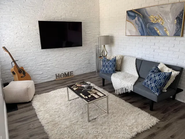 8 Villa Rd, Toronto 3