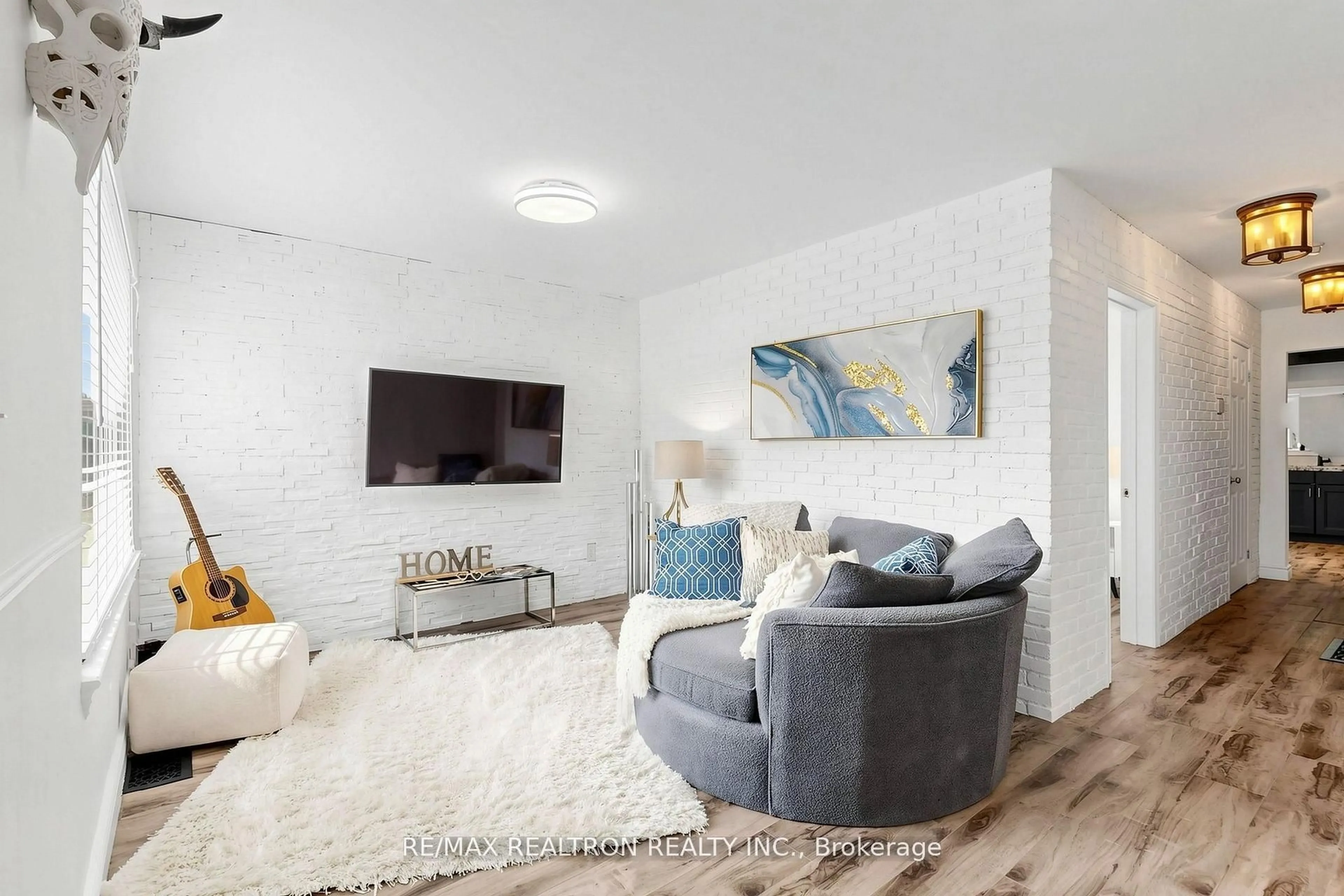 Living room with furniture, unknown for 8 Villa Rd, Toronto Ontario M8W 1M5