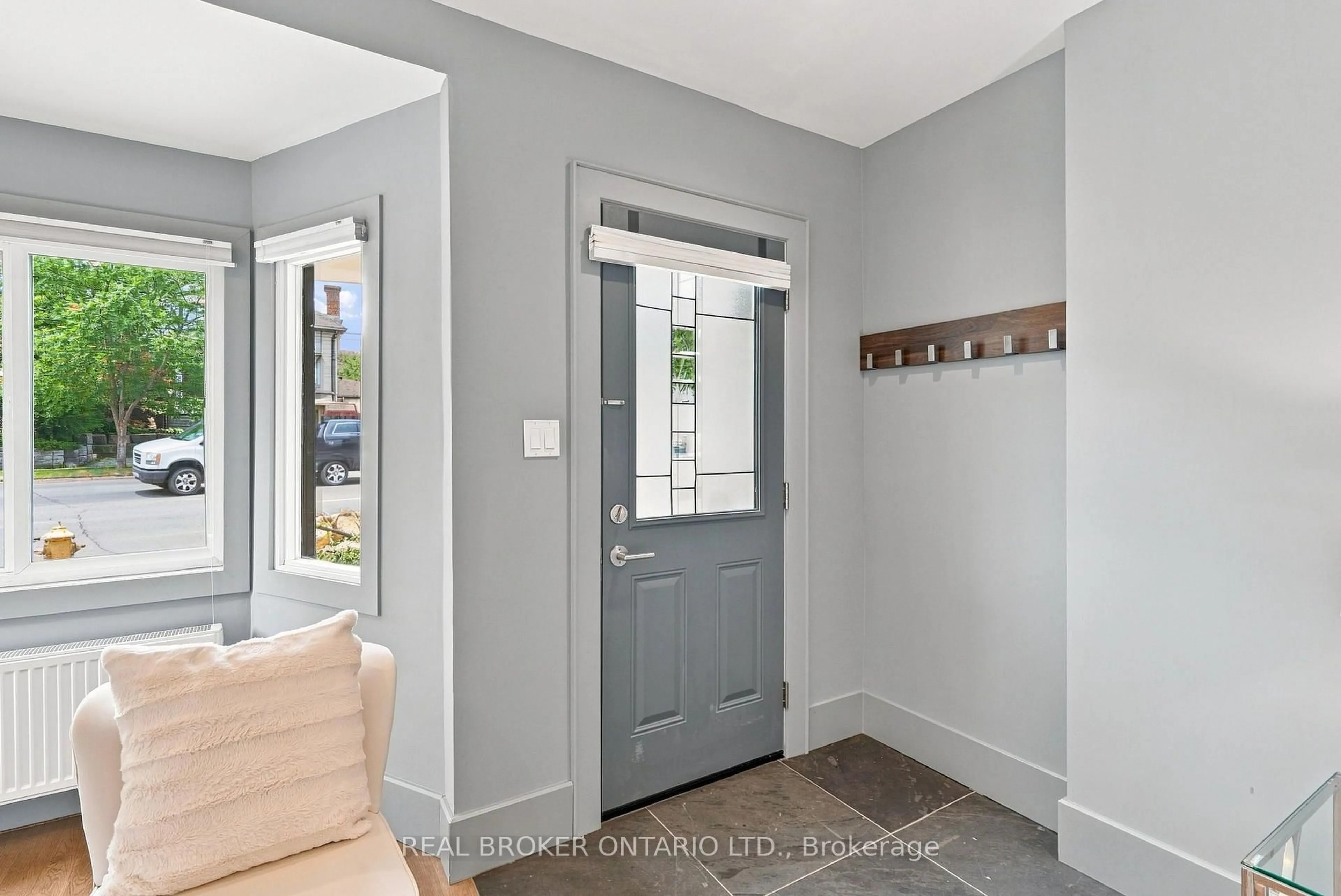 Indoor entryway for 671 Scarlett Rd, Toronto Ontario M9P 2T2