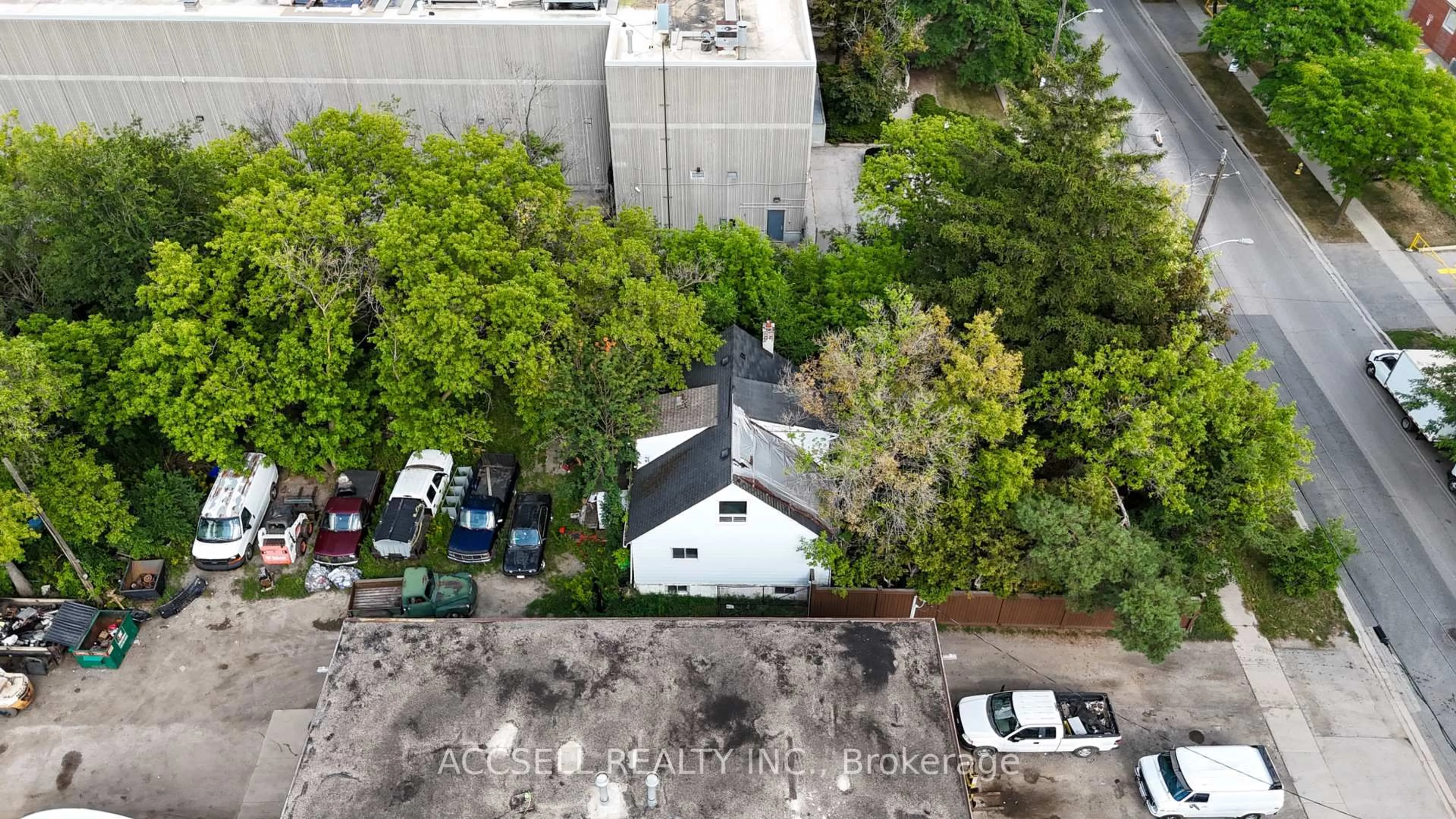 A pic from outside/outdoor area/front of a property/back of a property/a pic from drone, unknown for 100 Cartwright Ave, Toronto Ontario M6A 1V2