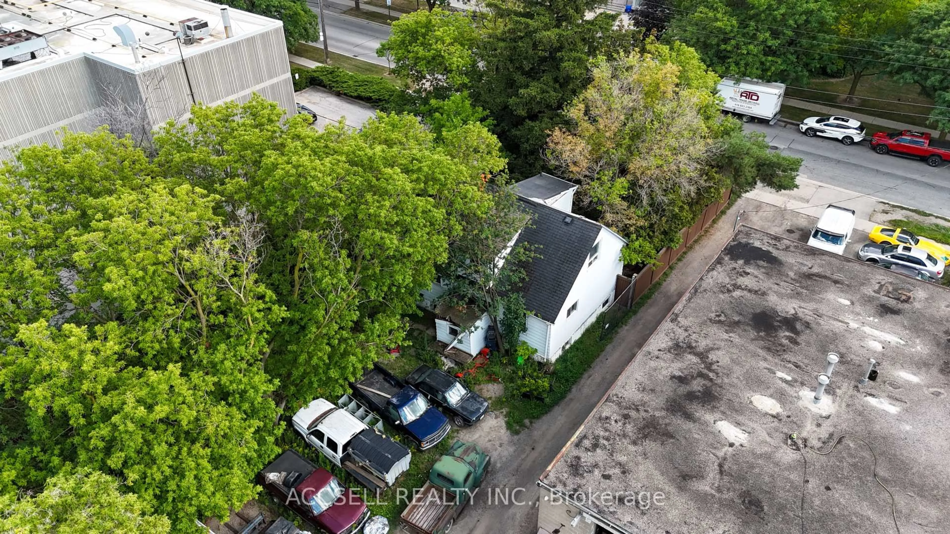 A pic from outside/outdoor area/front of a property/back of a property/a pic from drone, city buildings view from balcony for 100 Cartwright Ave, Toronto Ontario M6A 1V2