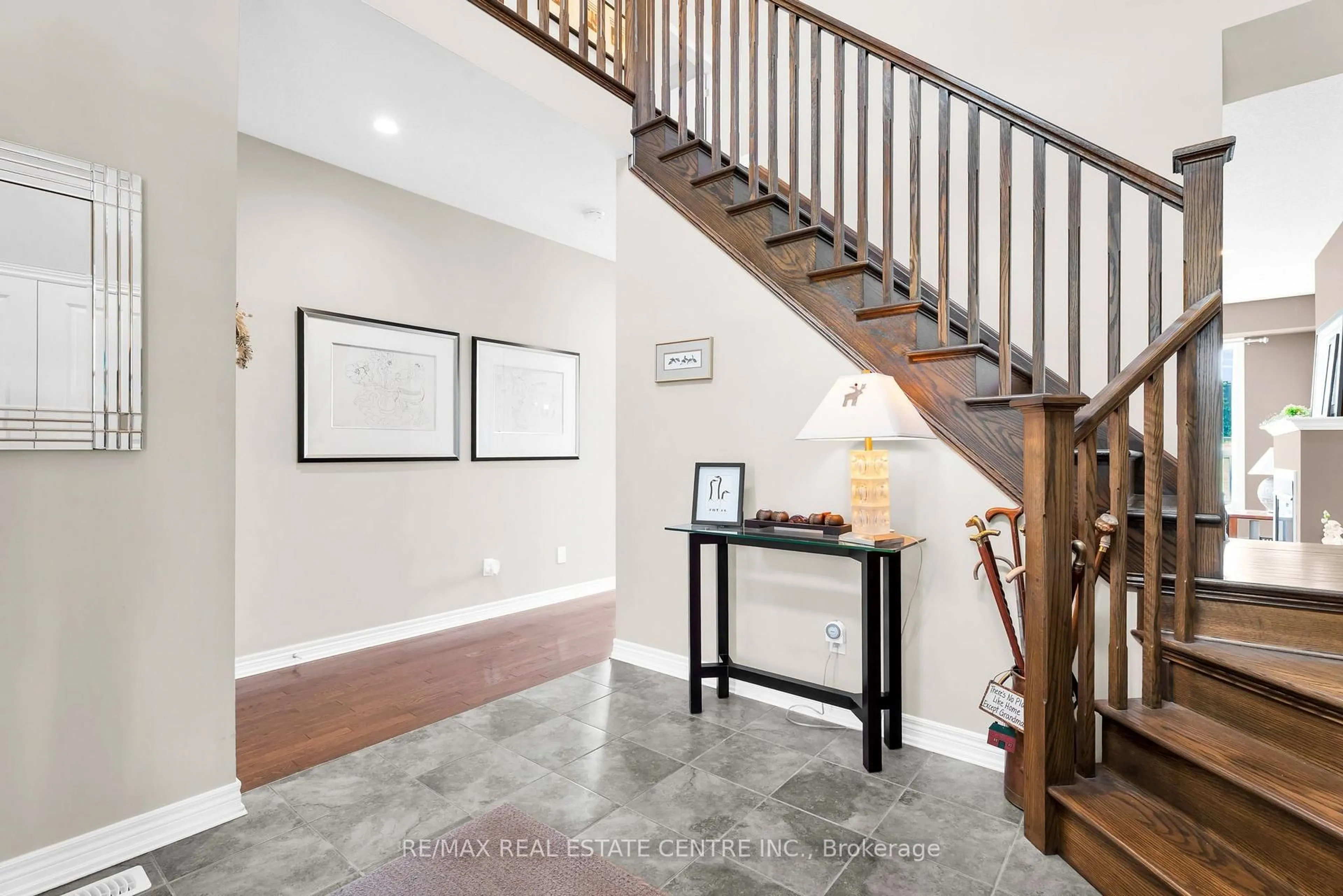 Indoor entryway for 35 St. Paul's Pl, Orangeville Ontario L9W 0A5