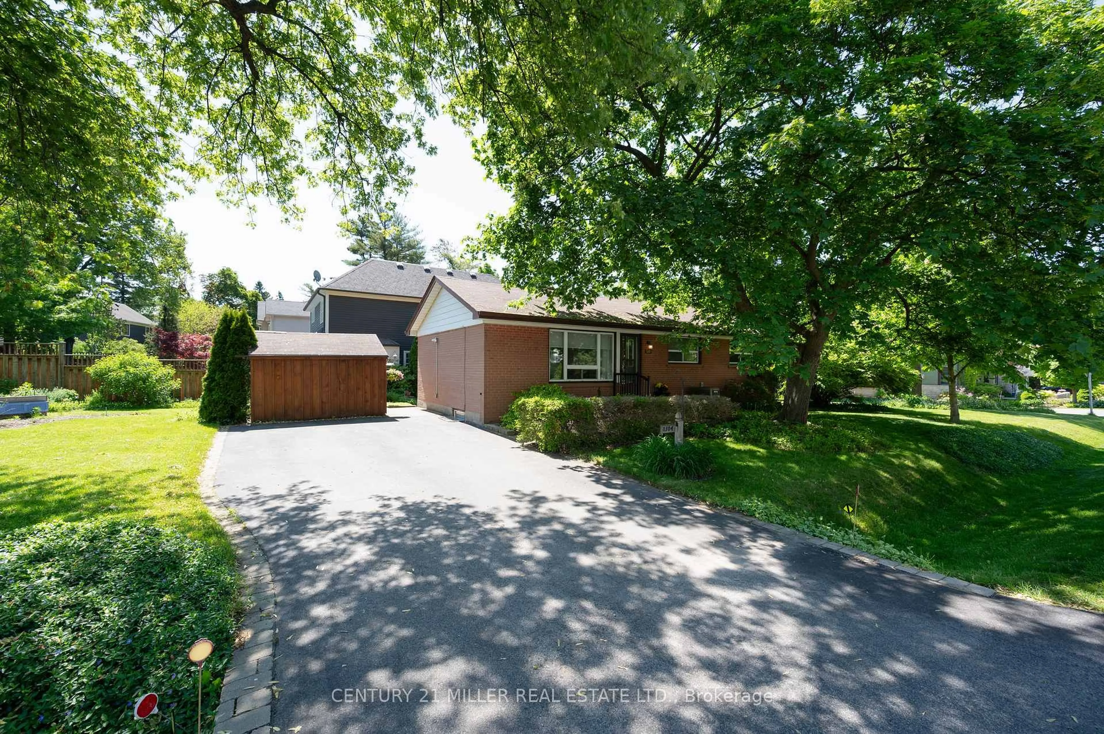 A pic from outside/outdoor area/front of a property/back of a property/a pic from drone, street for 1304 Avon Cres, Oakville Ontario L6J 2T7