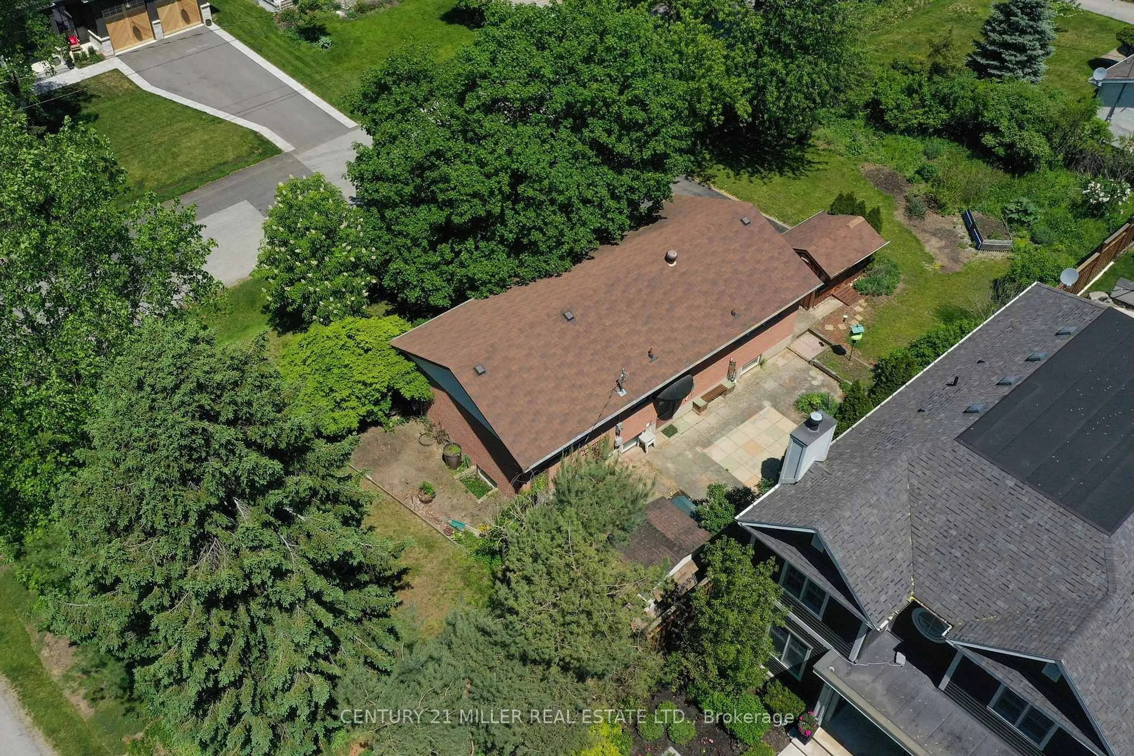 A pic from outside/outdoor area/front of a property/back of a property/a pic from drone, street for 1304 Avon Cres, Oakville Ontario L6J 2T7