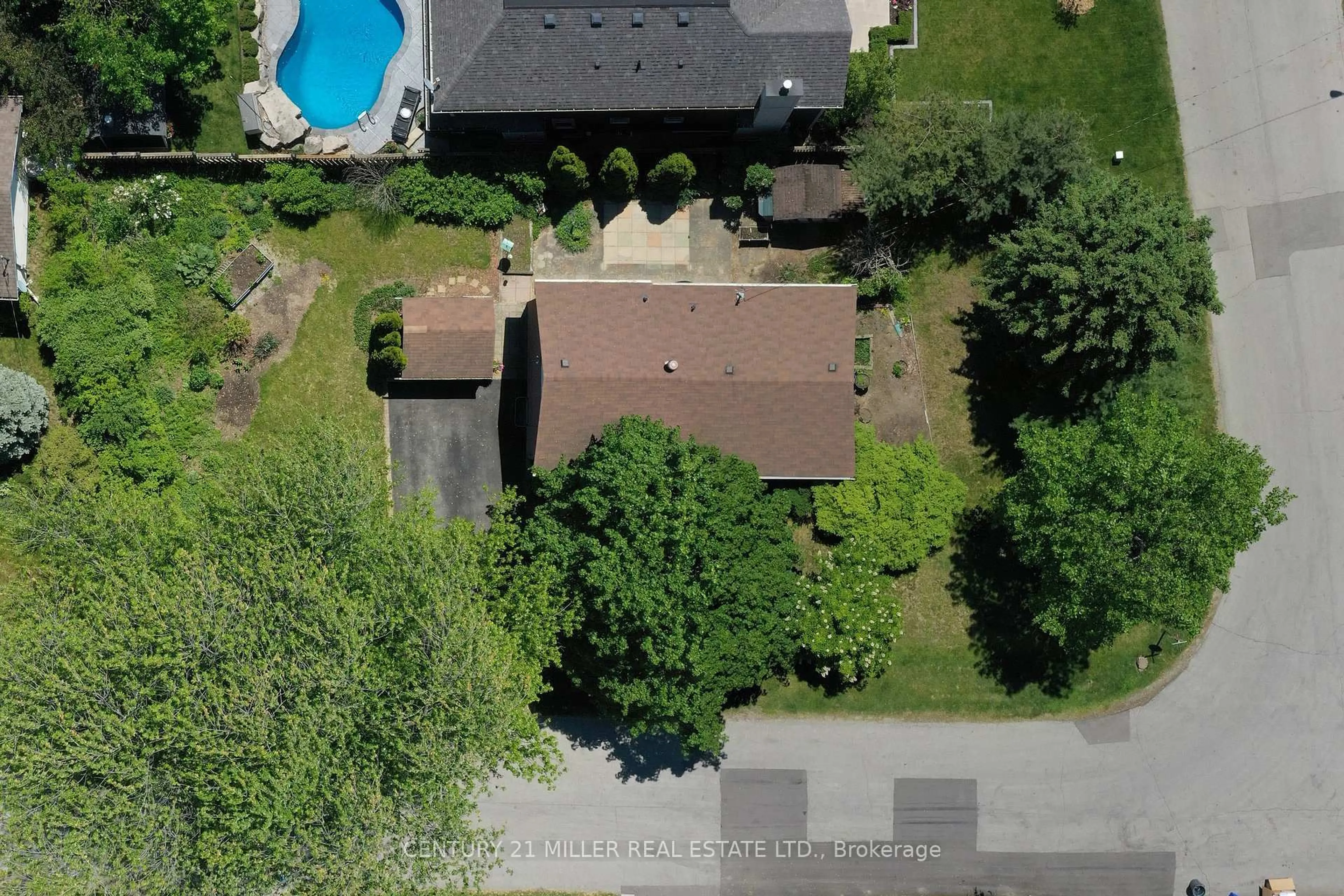 A pic from outside/outdoor area/front of a property/back of a property/a pic from drone, street for 1304 Avon Cres, Oakville Ontario L6J 2T7