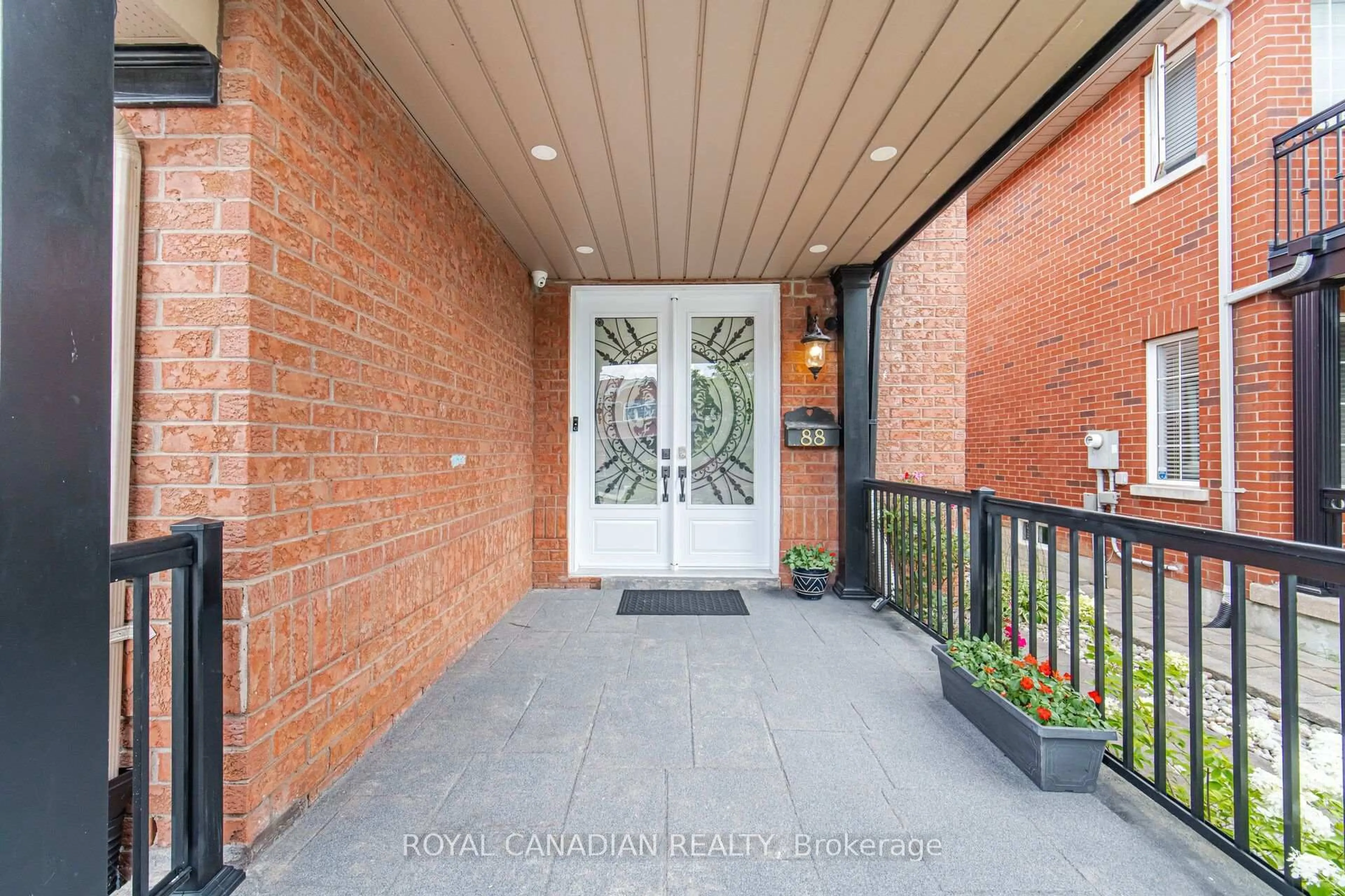 Indoor entryway for 88 Olde Town Rd, Brampton Ontario L6X 4X9