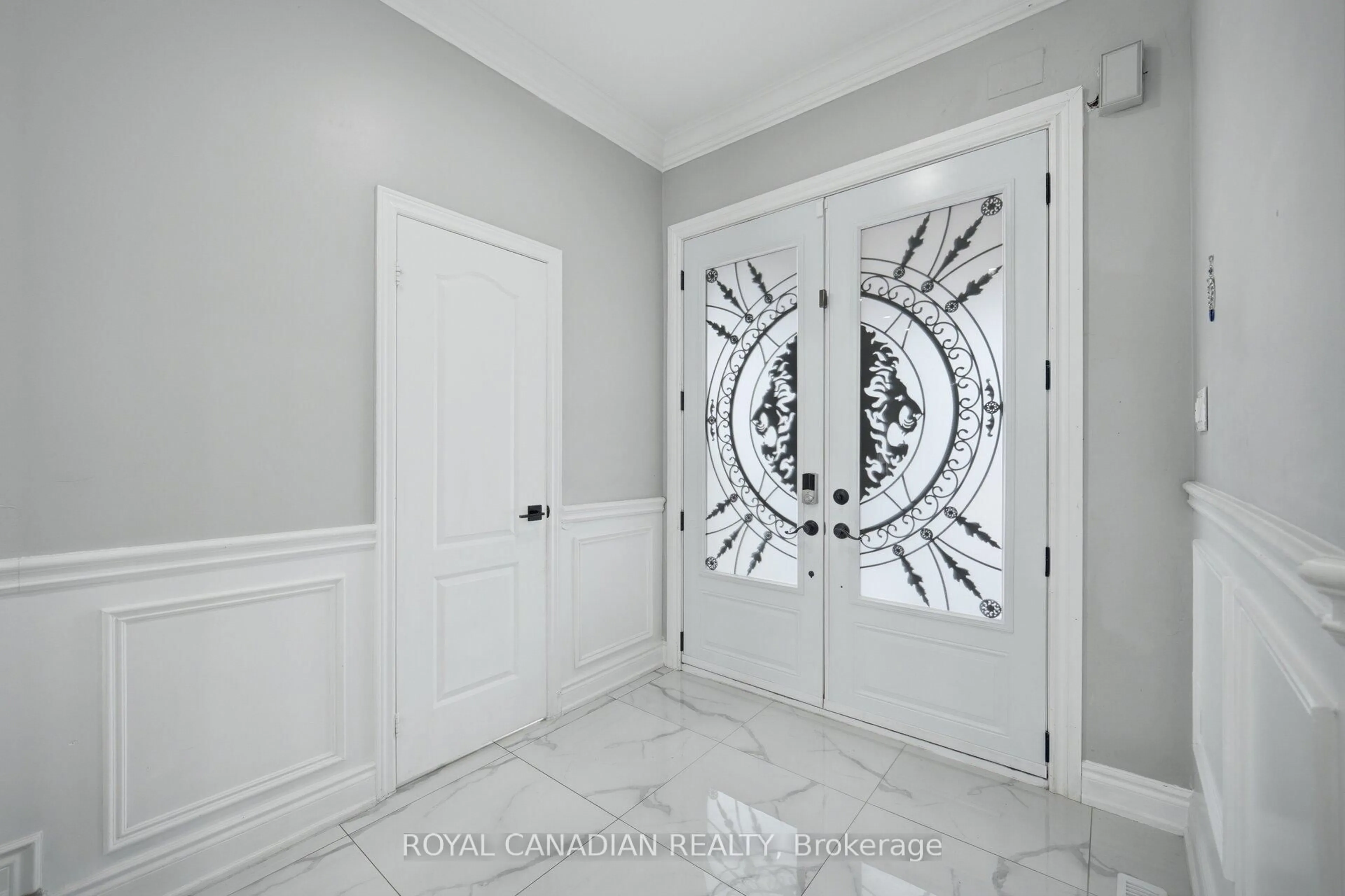 Indoor entryway for 88 Olde Town Rd, Brampton Ontario L6X 4X9