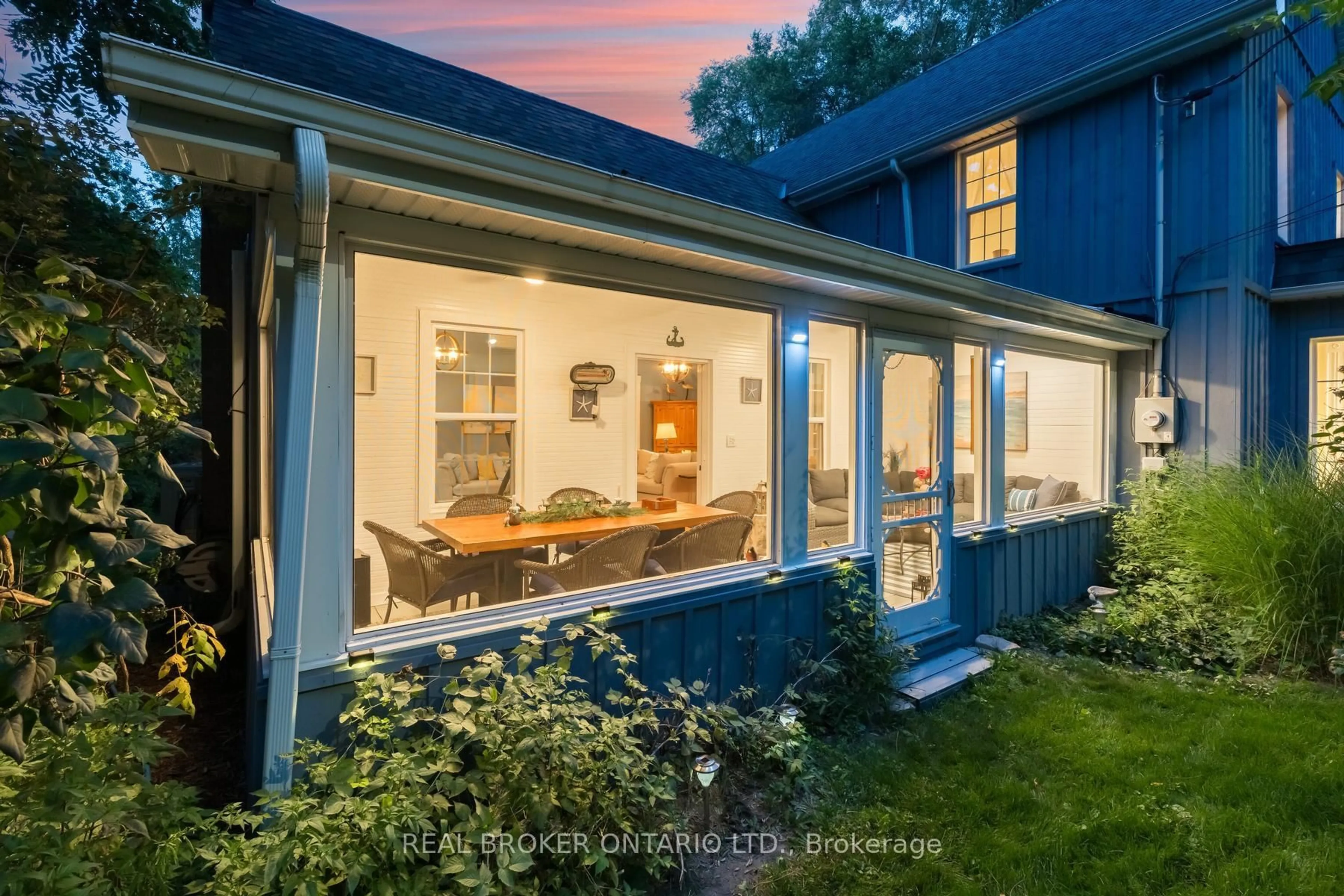 Patio, street for 25 Stewarttown Rd, Halton Hills Ontario L7G 4S5