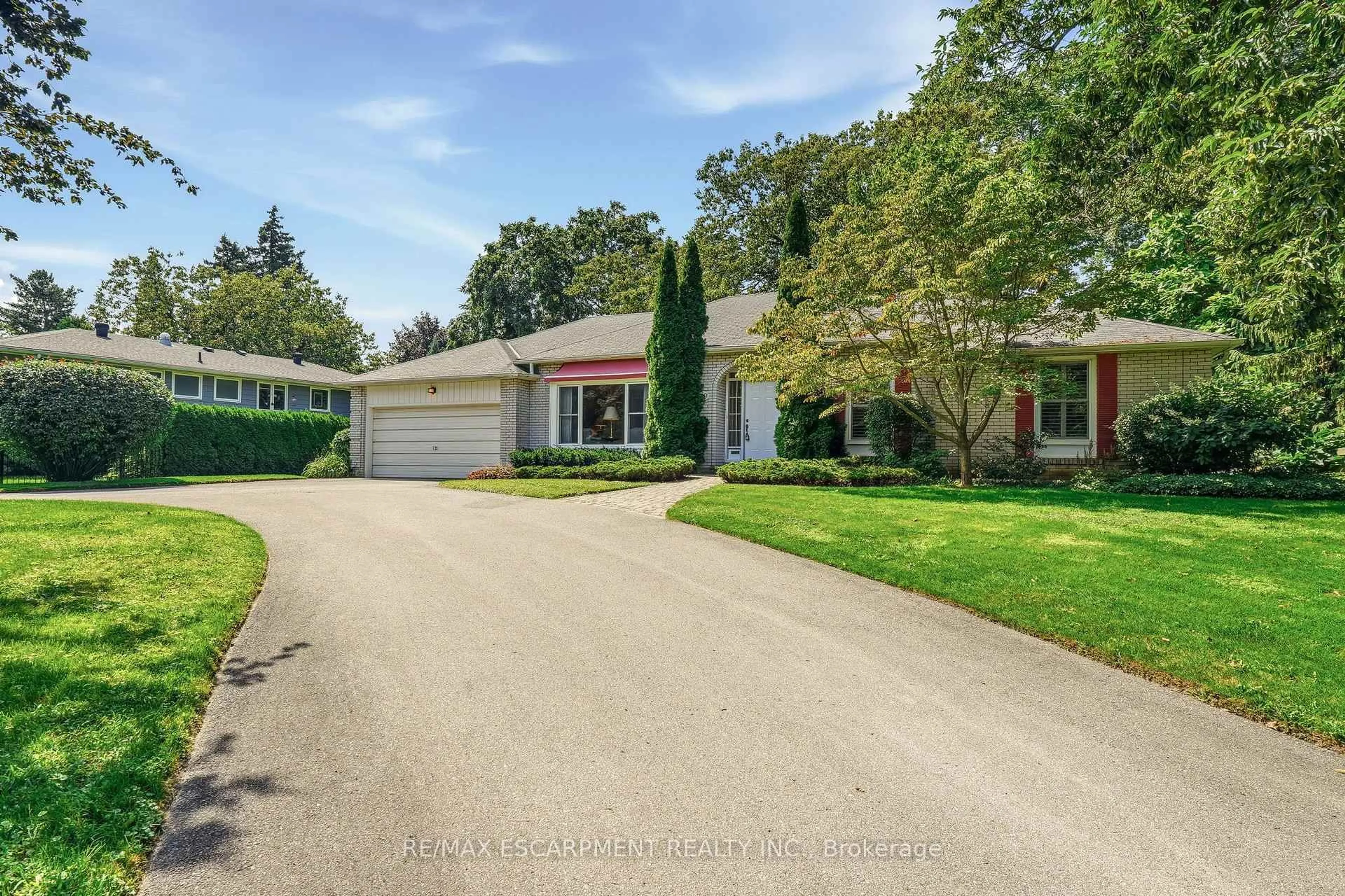 A pic from outside/outdoor area/front of a property/back of a property/a pic from drone, street for 359 Lark Ave, Burlington Ontario L7T 2T1